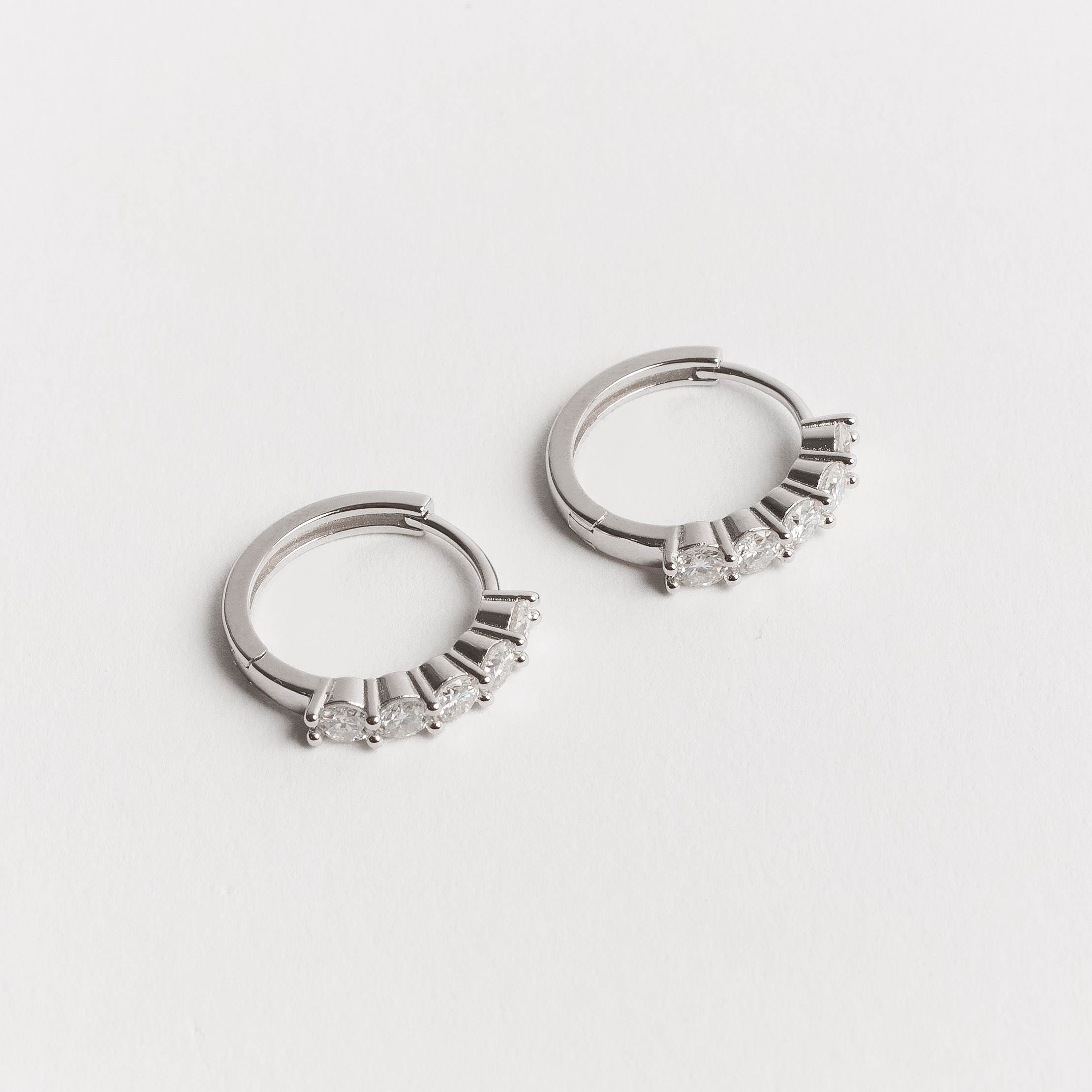 Argola click 15mm cravejada de moissanites 3mm ródio