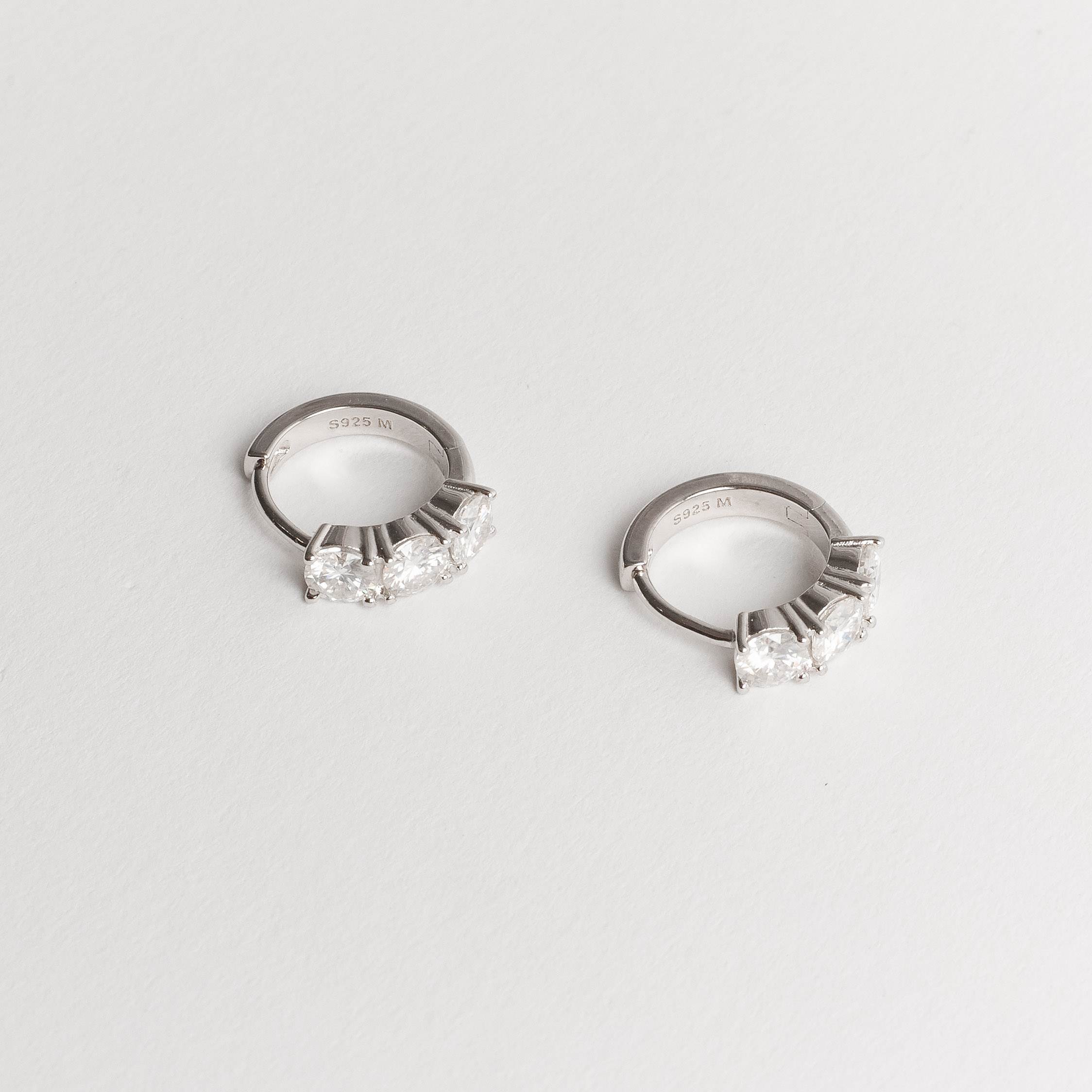 Argola click 12mm cravejada de moissanites 4mm ródio