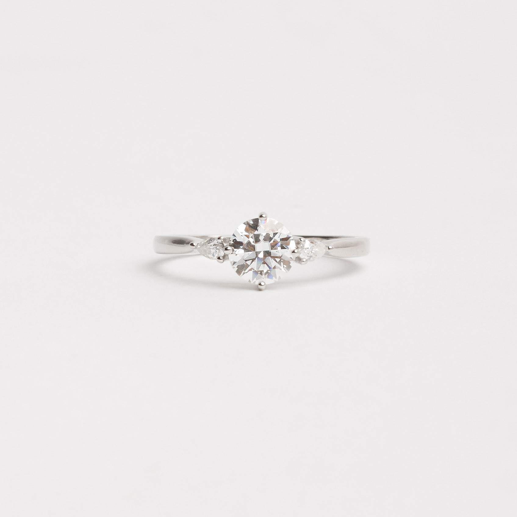 Anel moissanites redonda e gota ródio