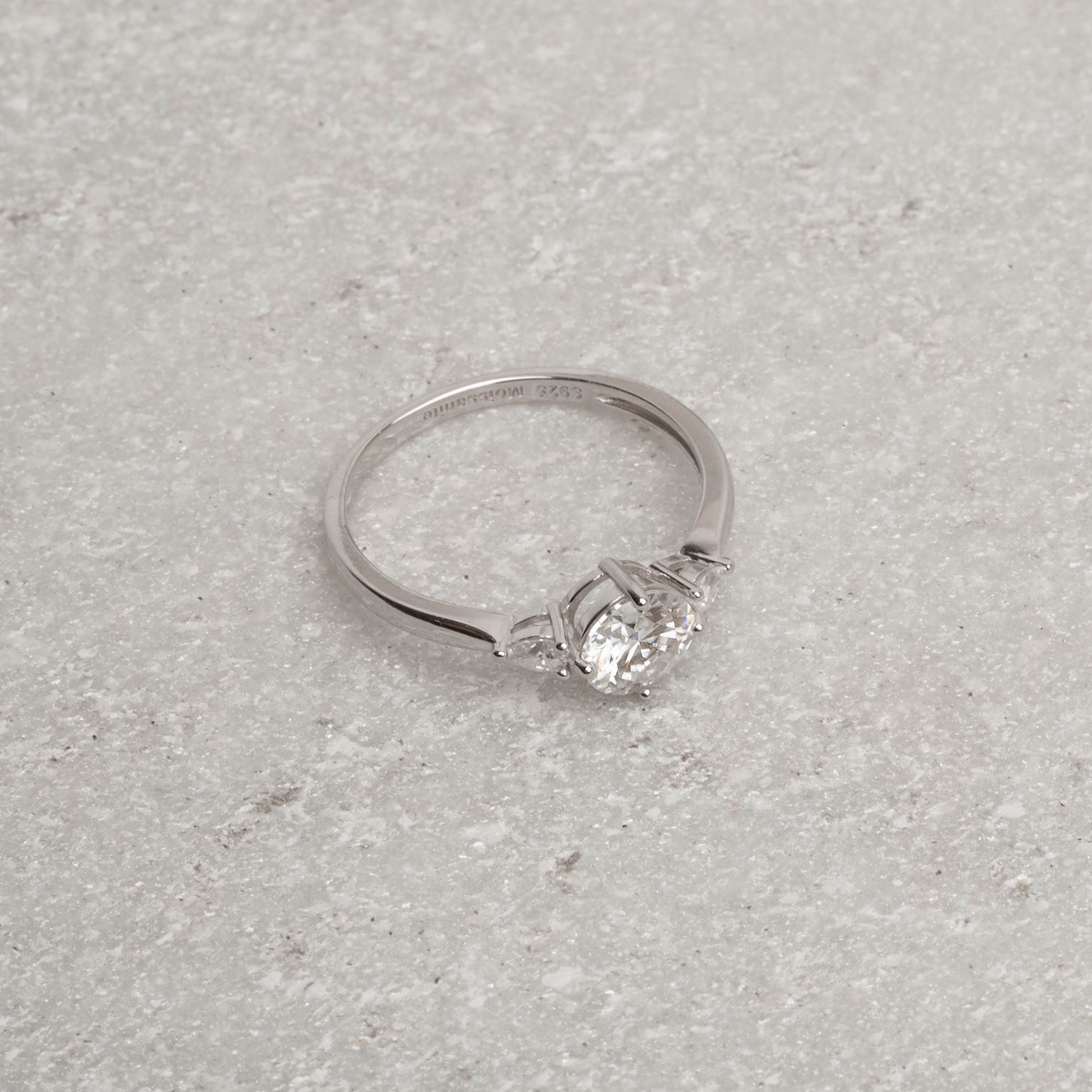 Anel moissanites redonda 6mm e gota 3mm ródio