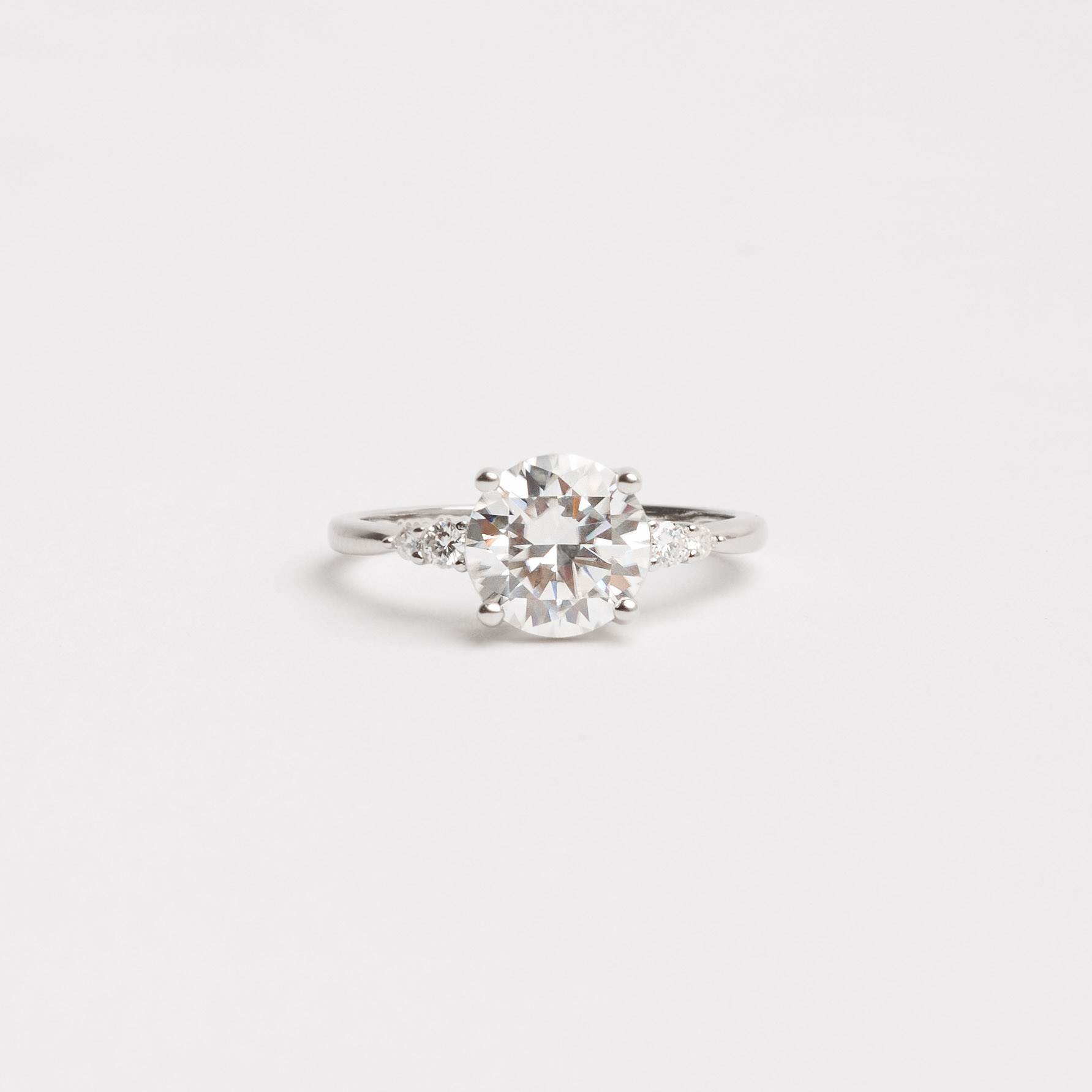 Anel solitário moissanite 8mm com cravejado lateral ródio