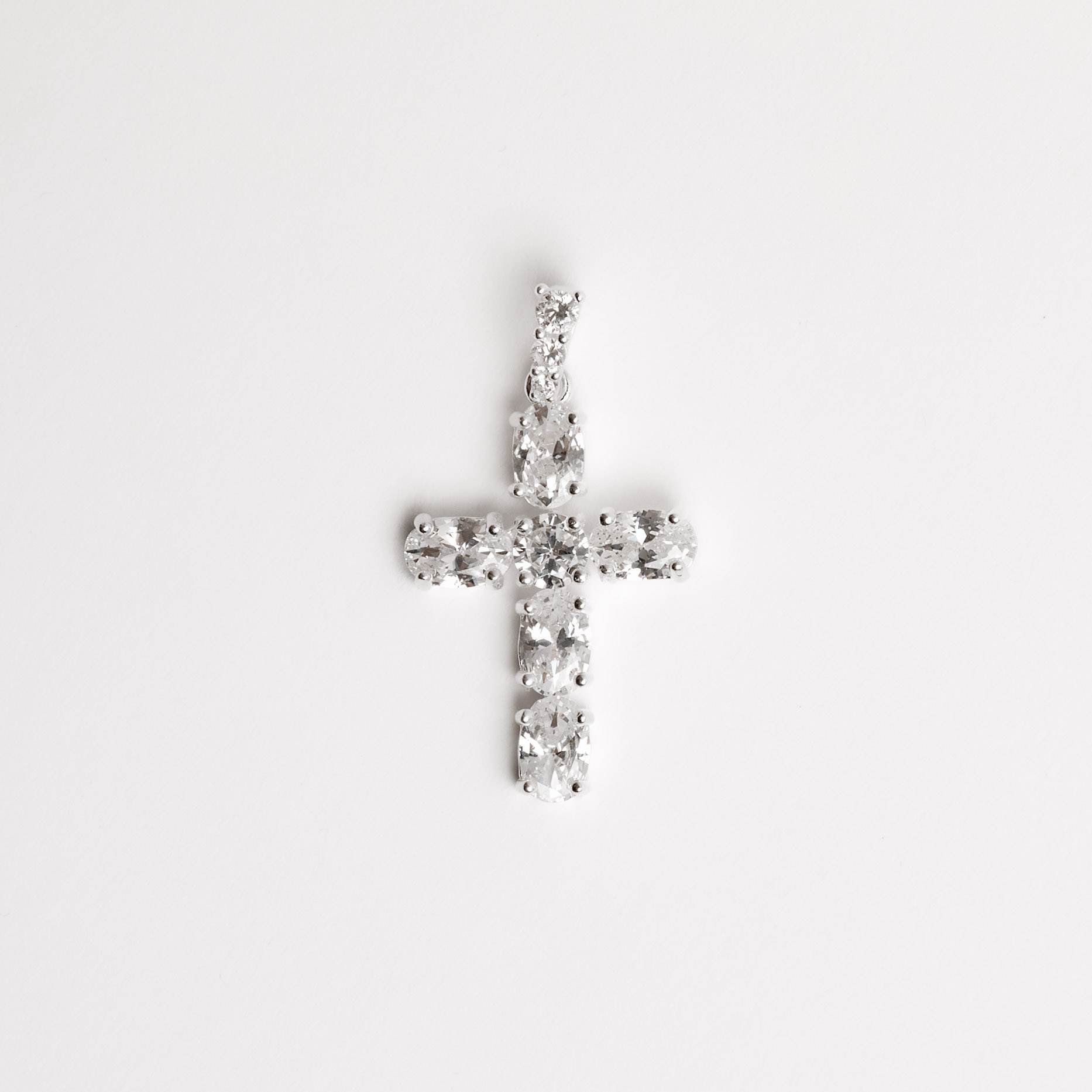 Pingente cruz cravejada 22mm