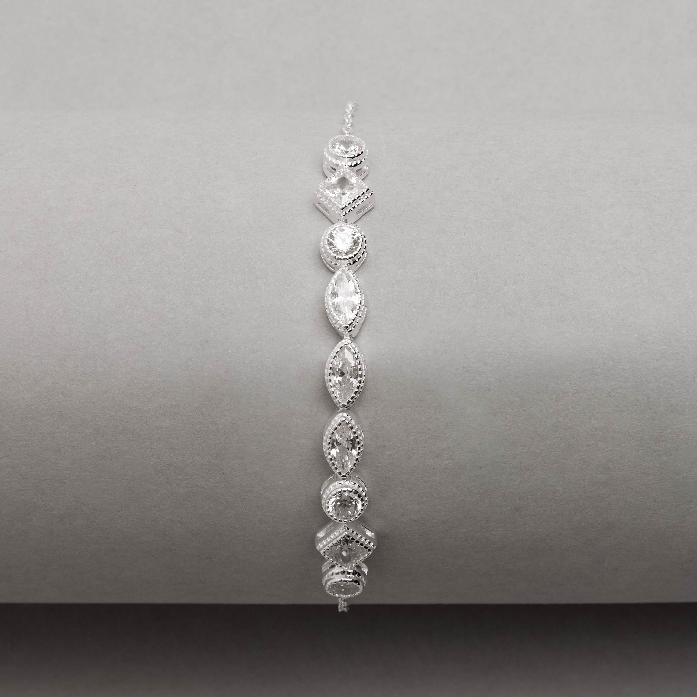 Imagem Secundária Pulseira entremeio zircônias redonda, losango e navete corrente cadeado 16+4cm