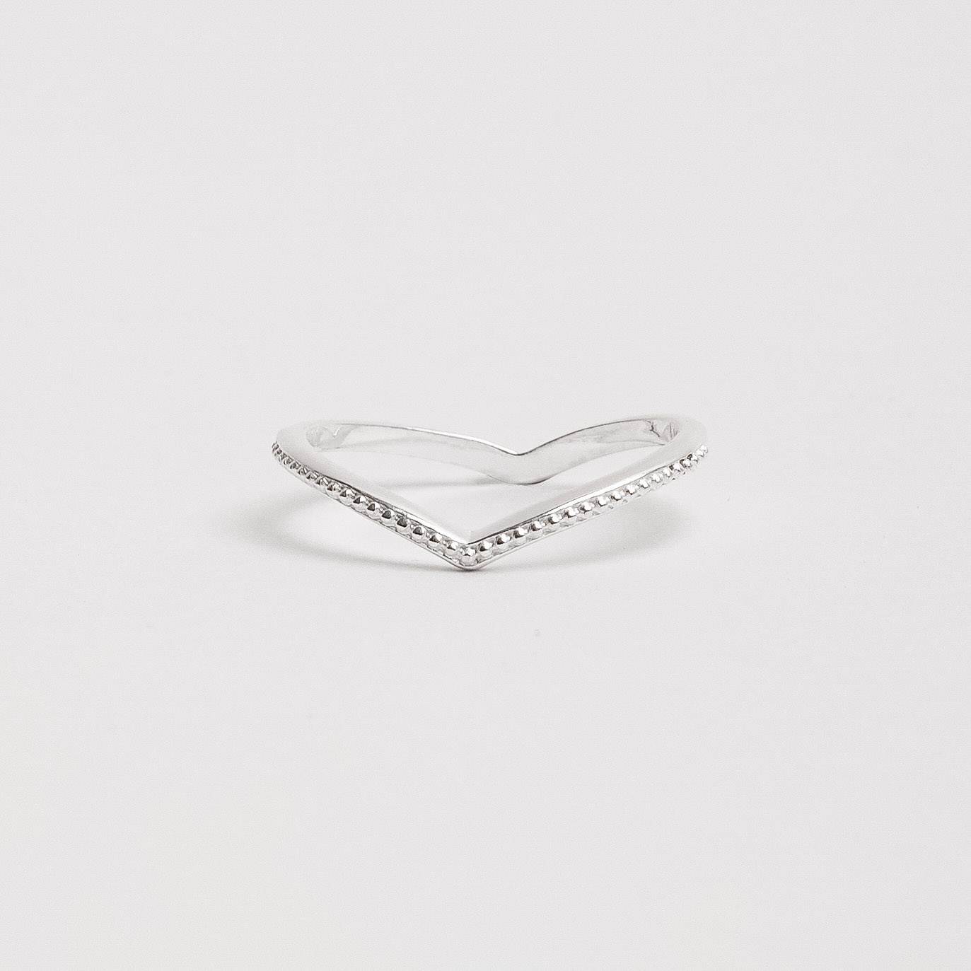 Anel mini V detalhe bolinhas