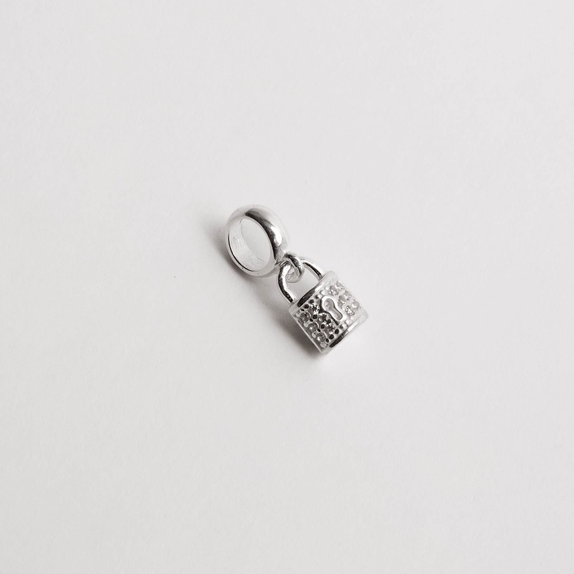 Berloque pingente cadeado cravejado 8mm