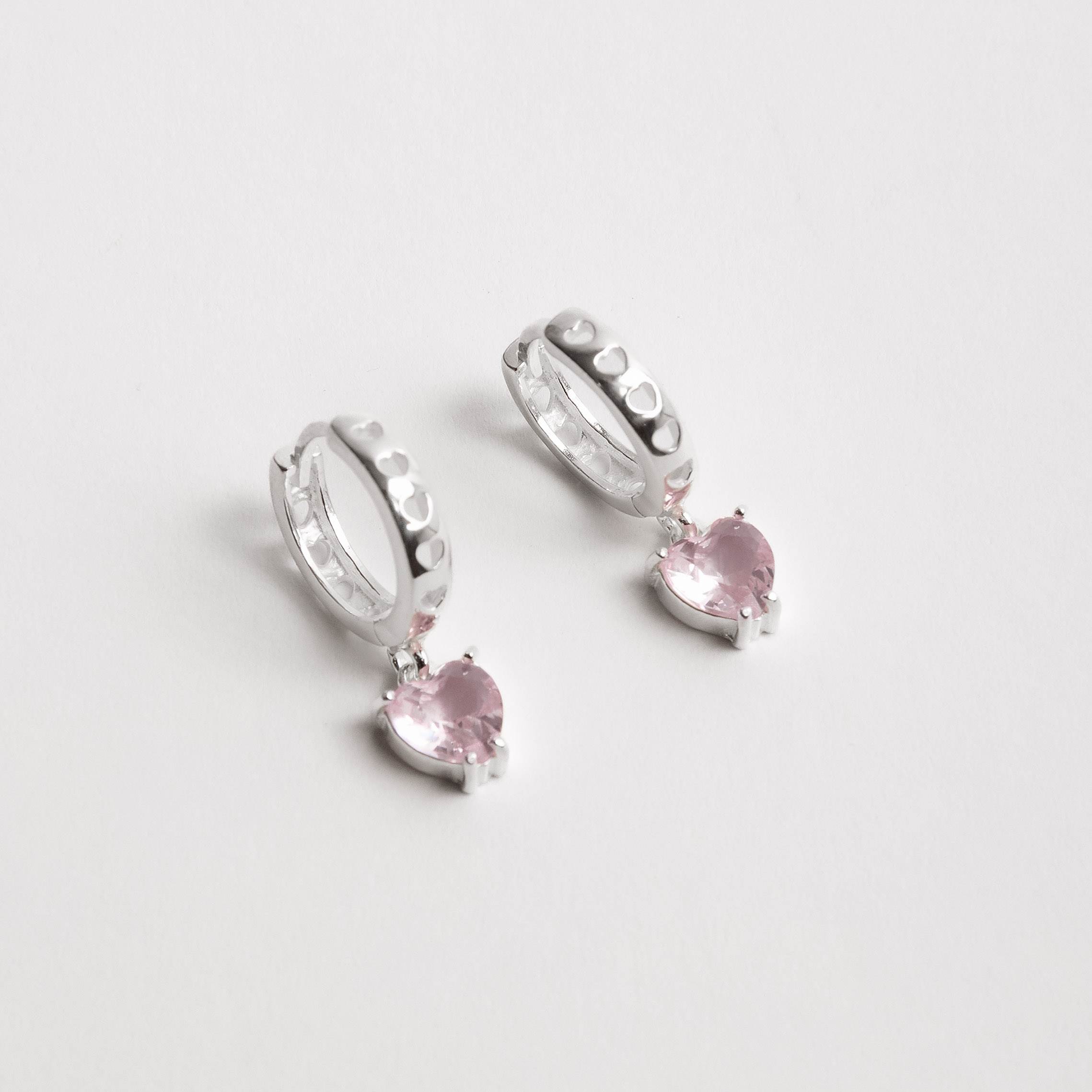 Argola click corações vazados 12mm pingente zircônia coração rosa