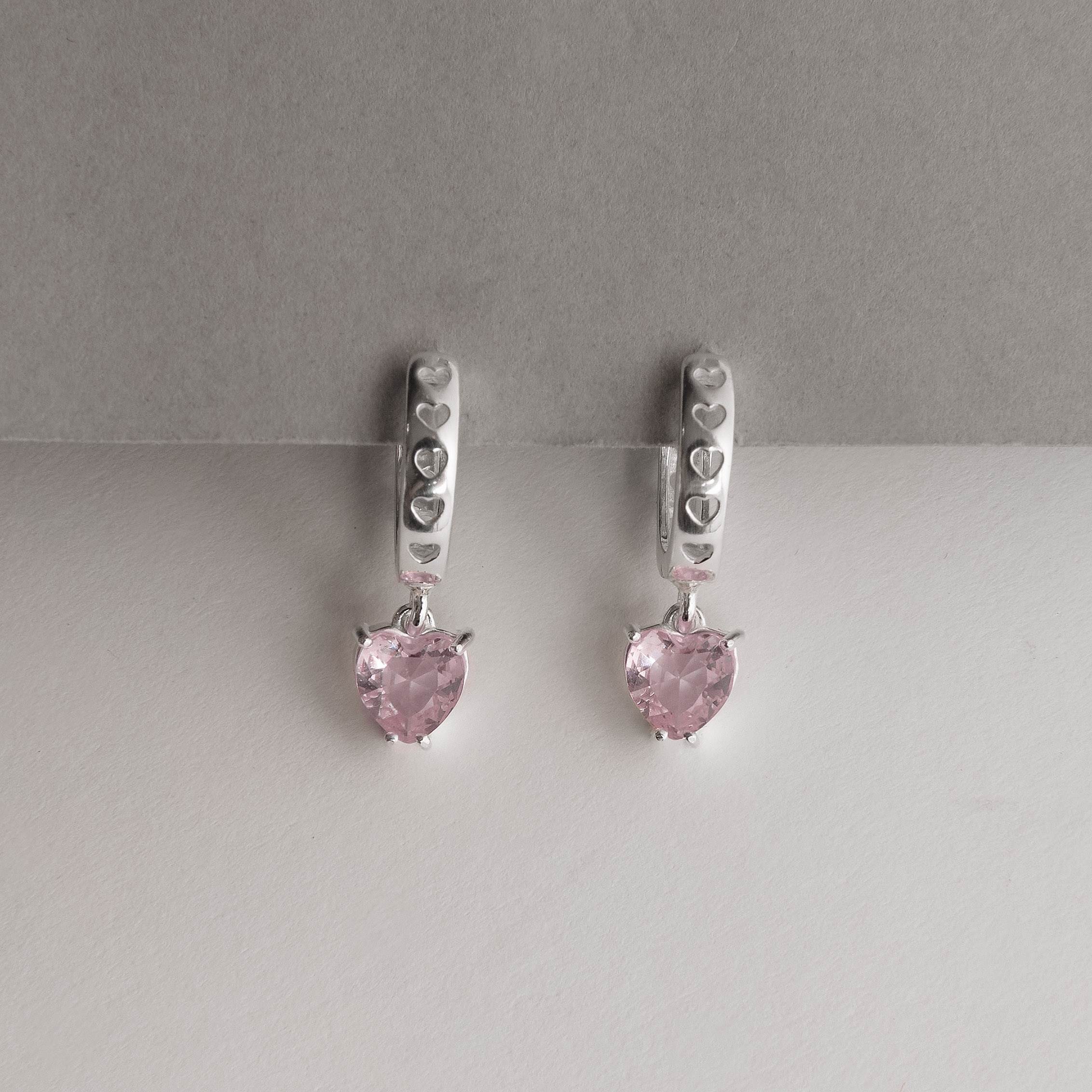 Imagem Secundária Argola click corações vazados 12mm pingente zircônia coração rosa