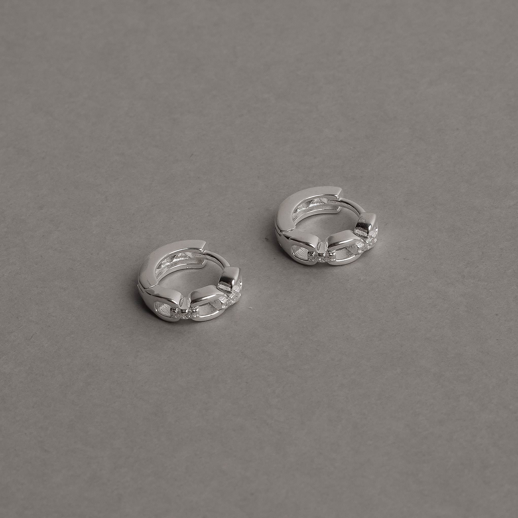 Argola click corrente com zircônias 10mm detalhe corações vazados
