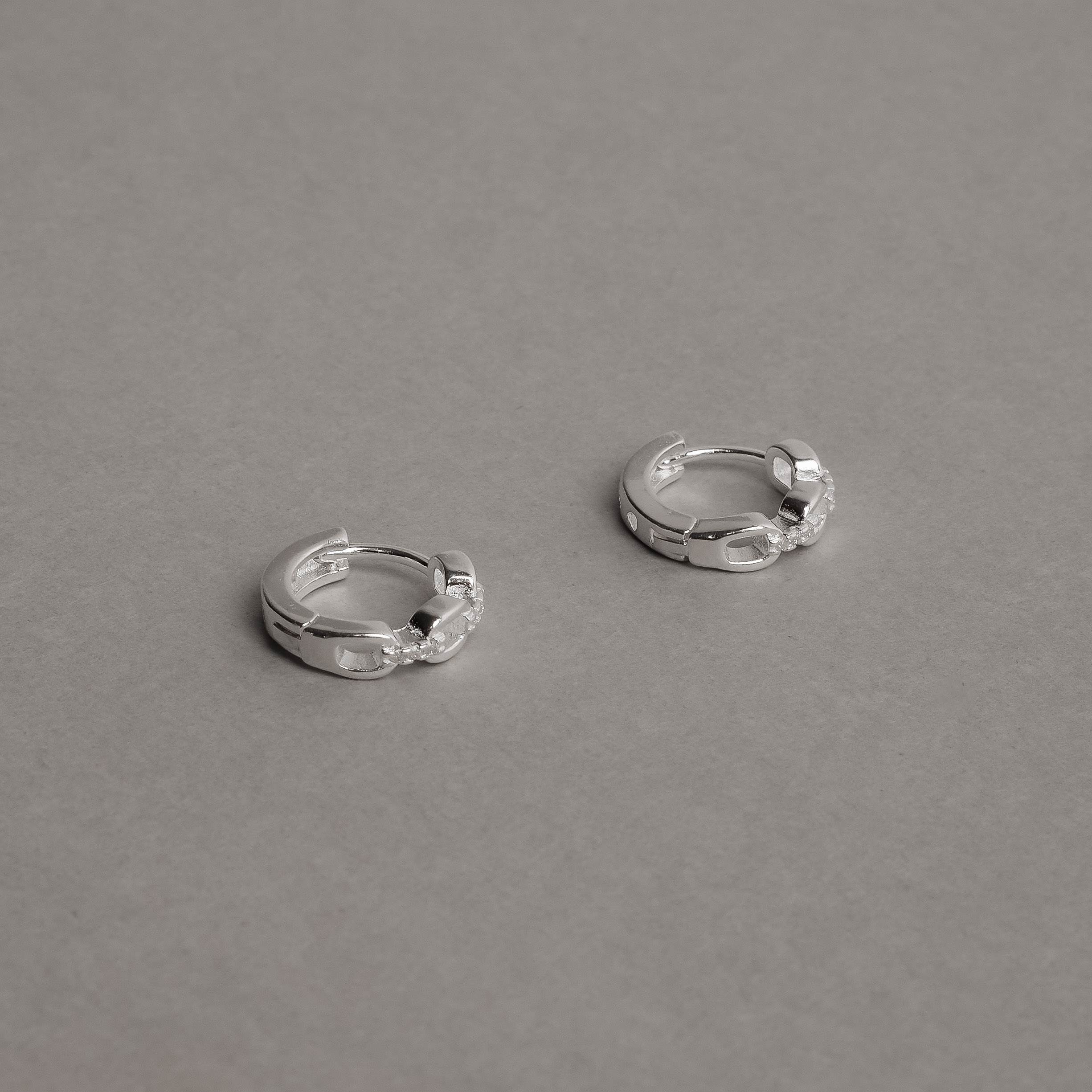 Argola click corrente com zircônias 12mm detalhe corações vazados
