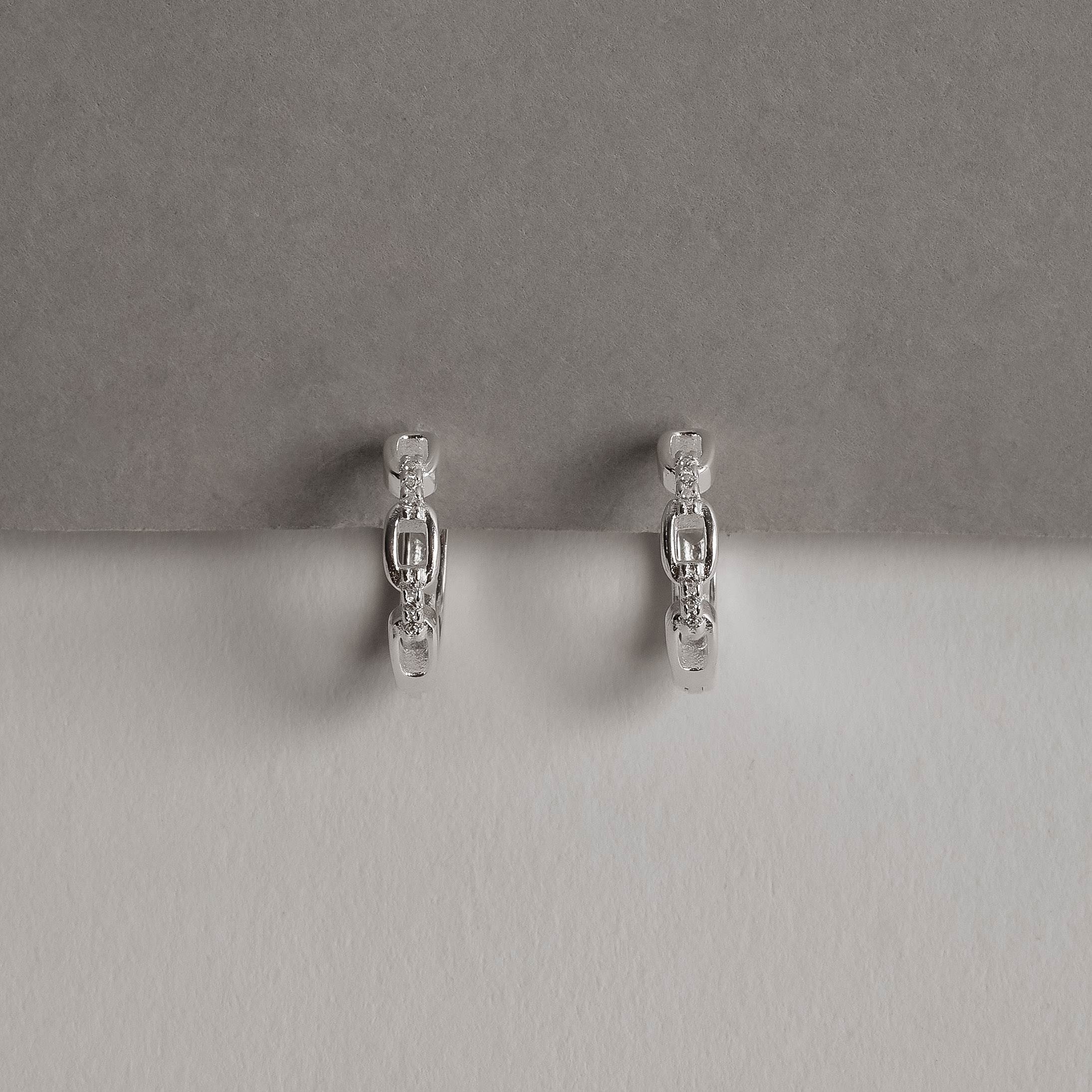 Imagem Secundária Argola click corrente com zircônias 14mm detalhe corações vazados