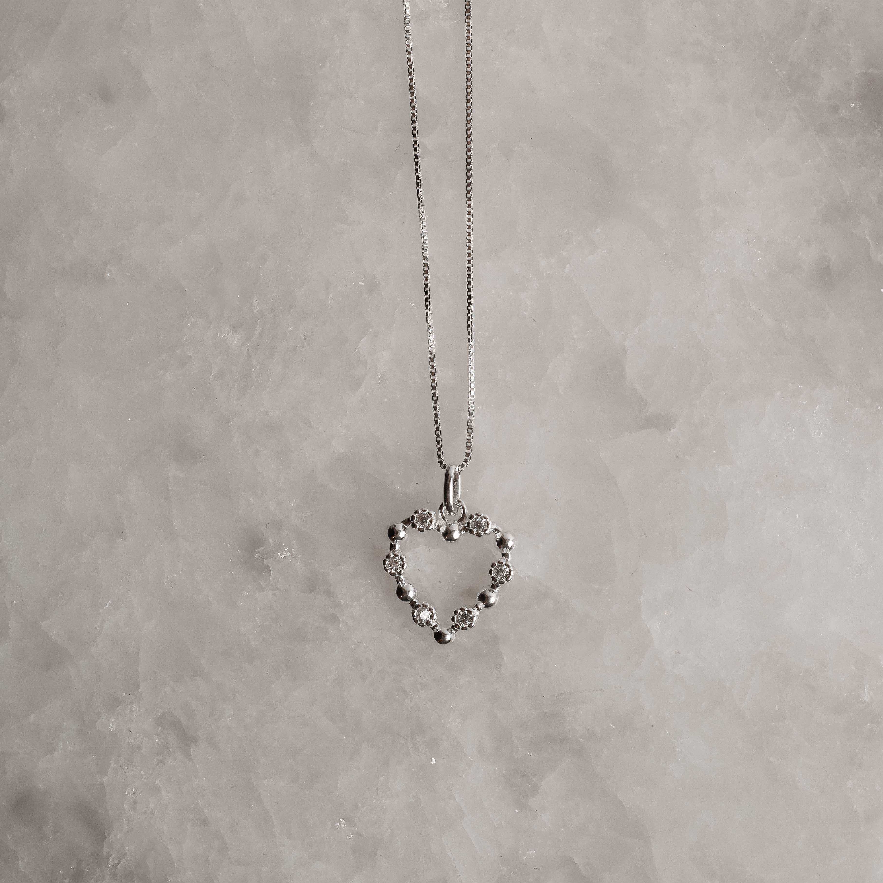 Colar pingente coração vazado bolinhas e zircônias 15mm 45cm