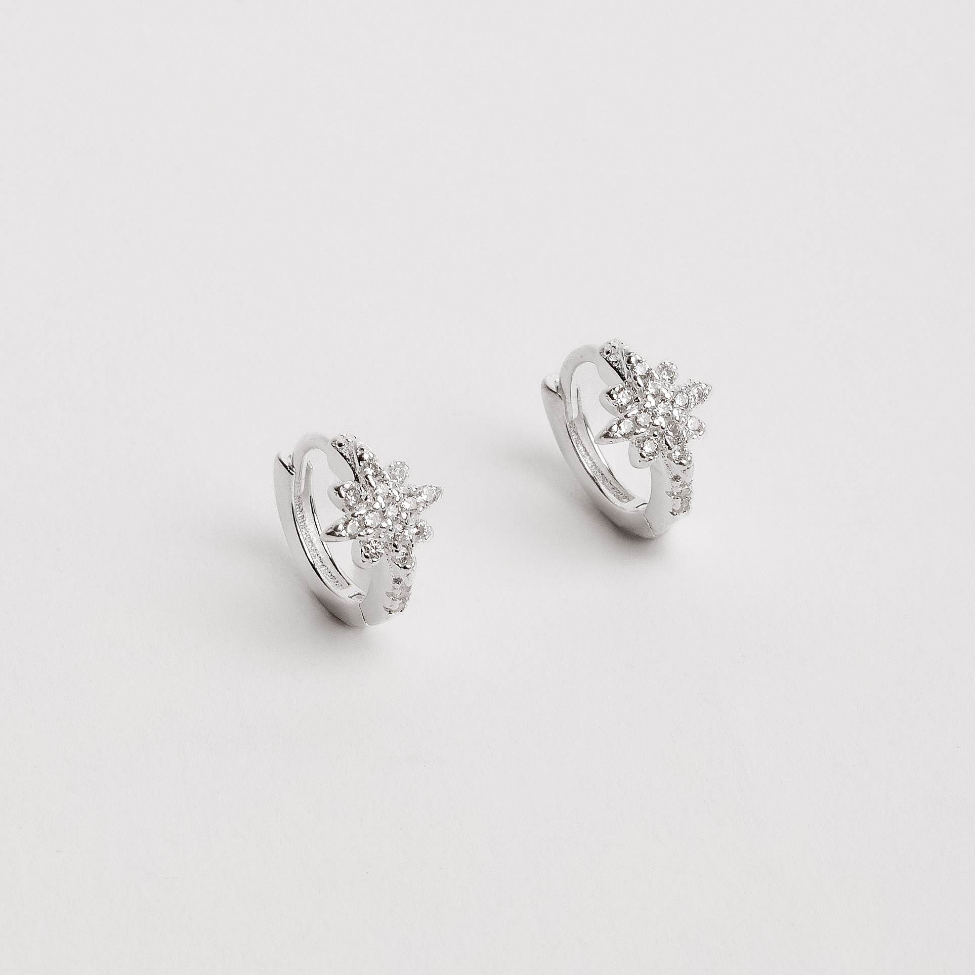 Imagem Argola click estrela 8 pontas cravejada 11mm