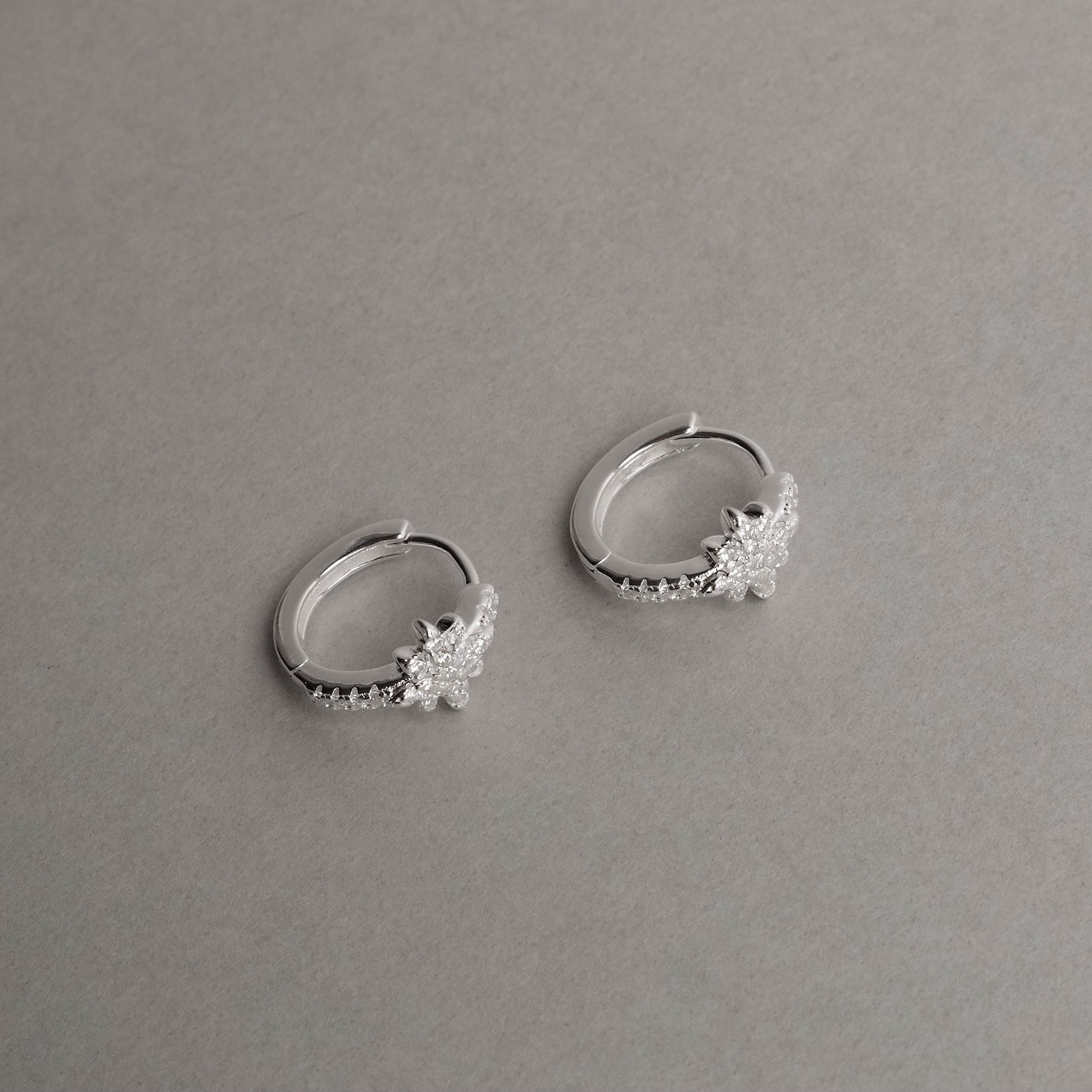 Argola click estrela 8 pontas cravejada 13mm