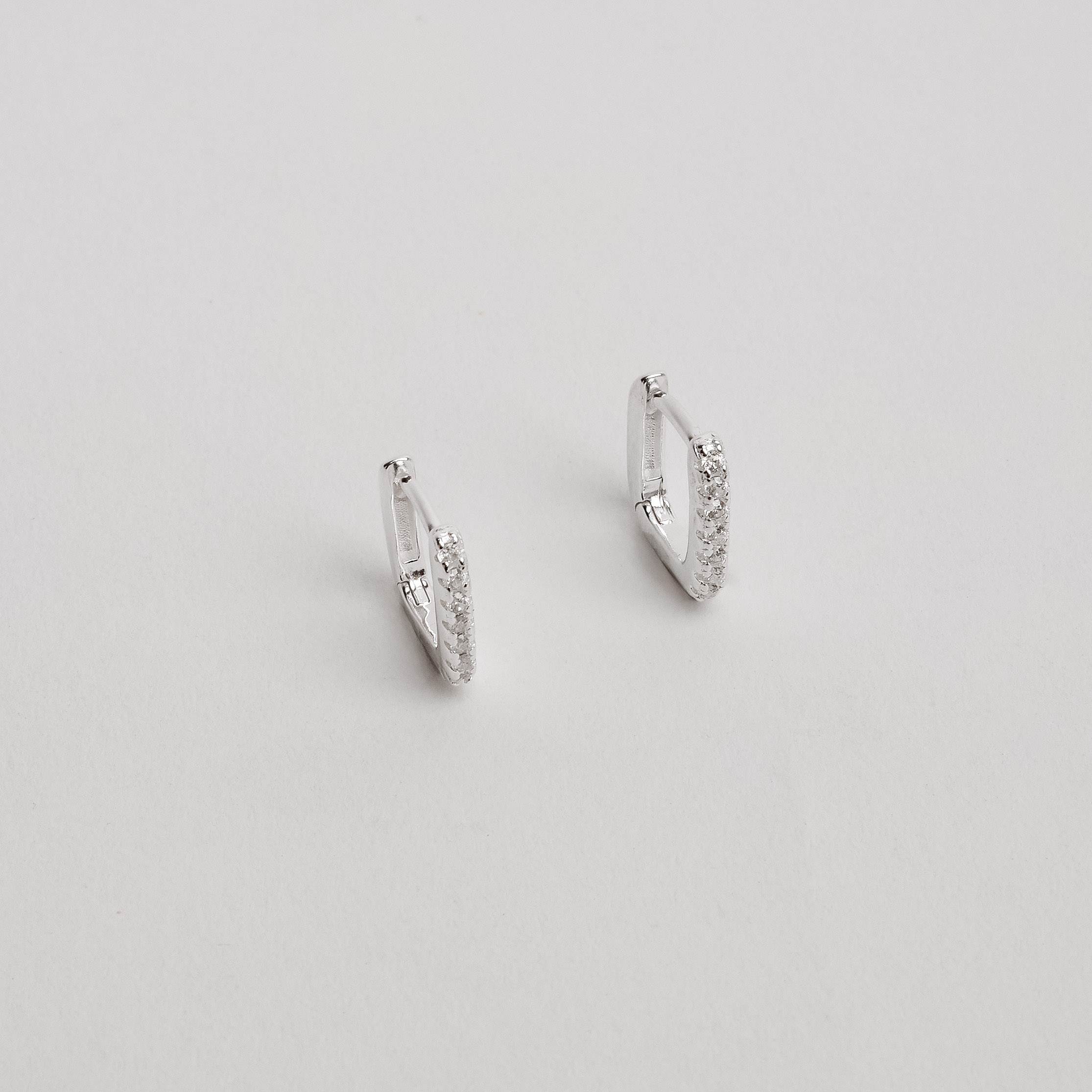 Imagem Argola click retangular cravejada 11mm importada