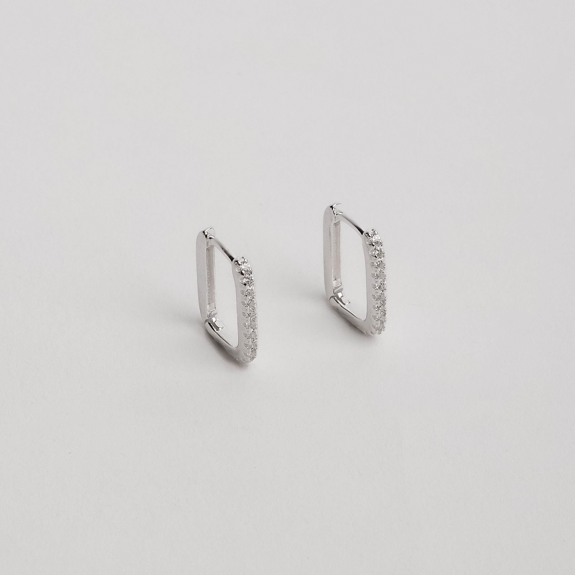 Imagem Argola click retangular cravejada 14mm