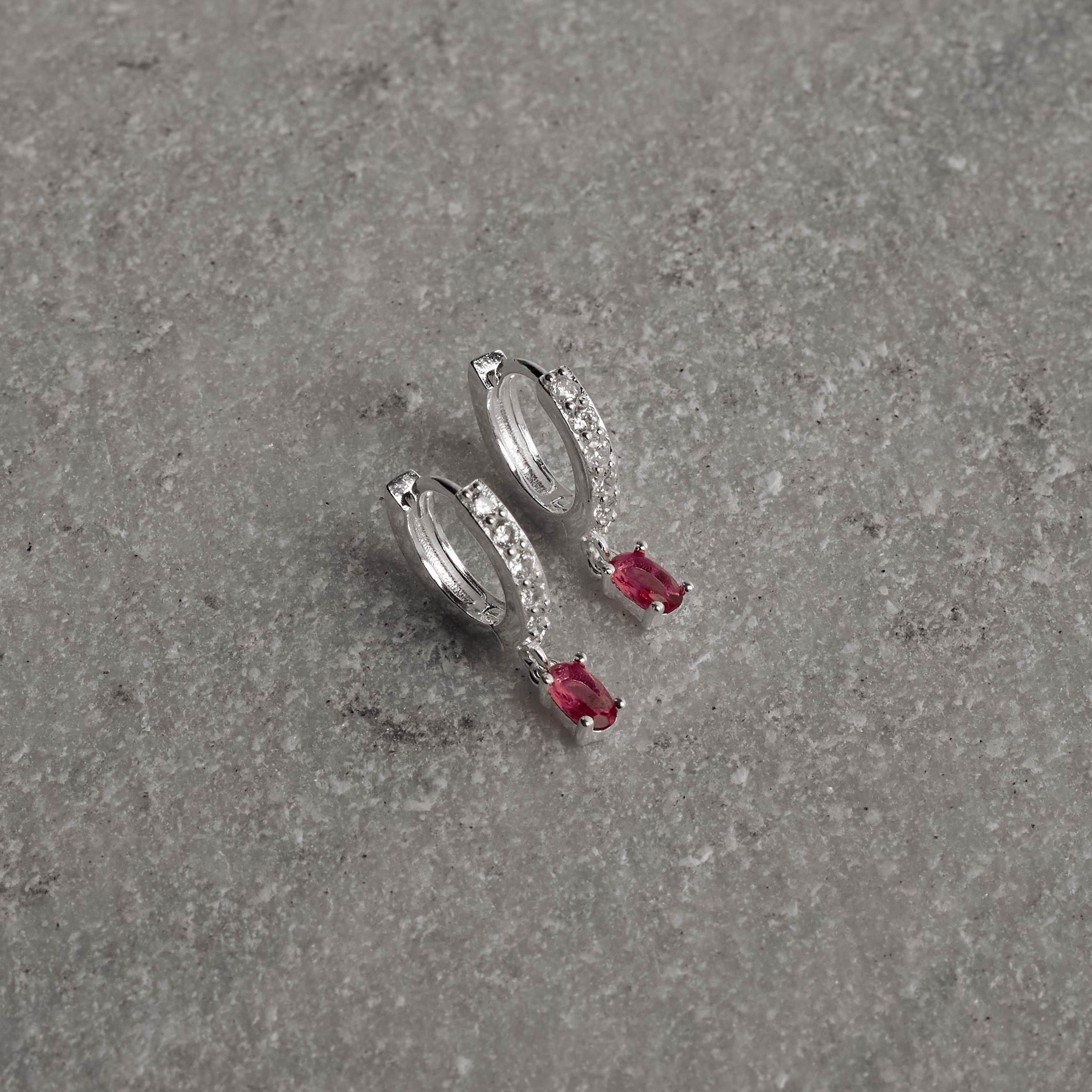 Argola click cravejada 11mm pingente zircônia oval rubi