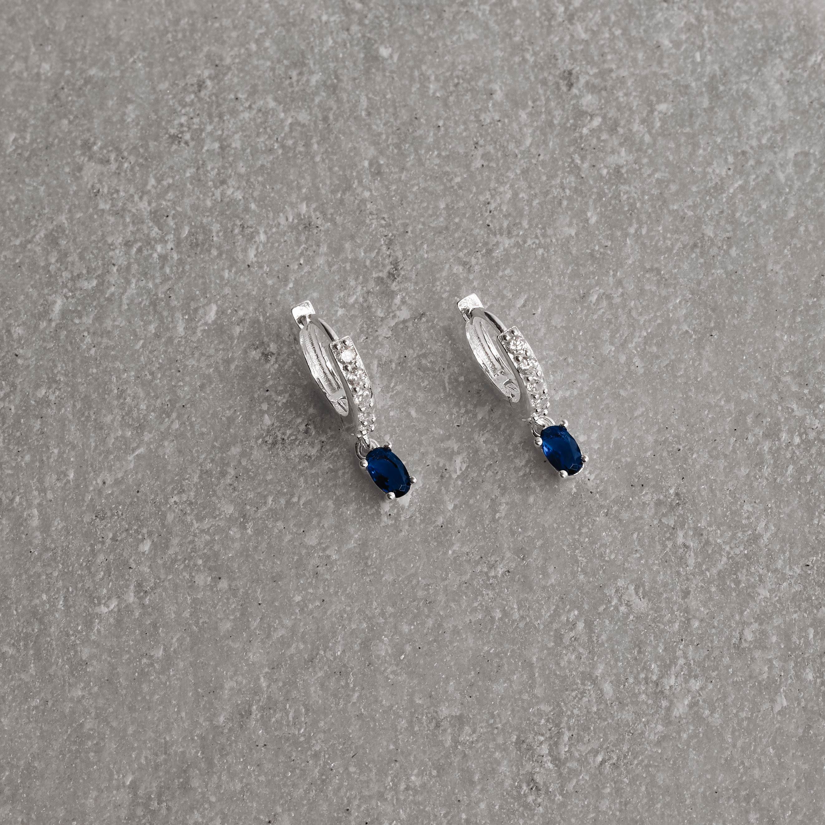 Argola click cravejada 11mm pingente zircônia oval azul