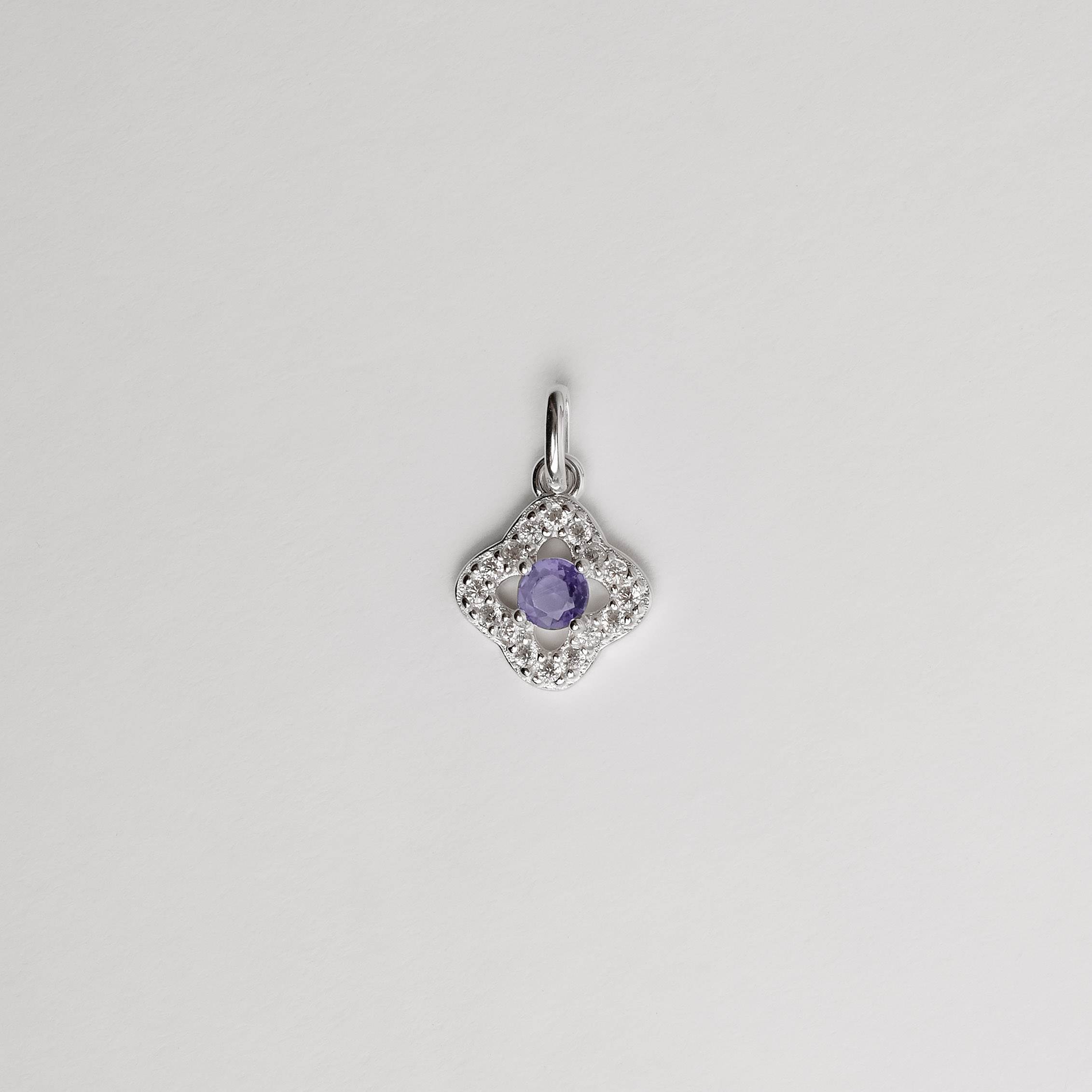 Pingente trevo vazado cravejado com zircônia lilás 11mm