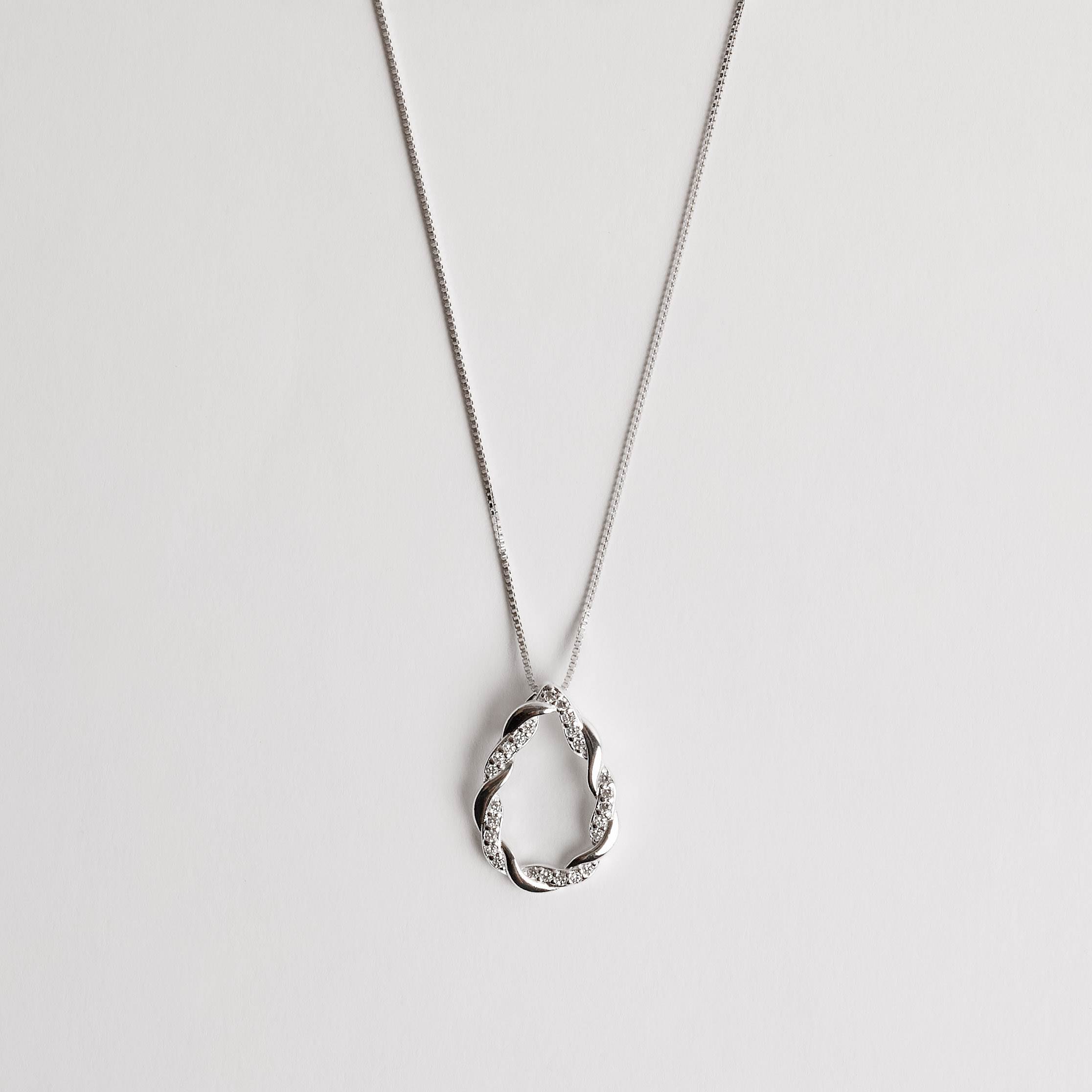 Imagem Colar gota vazada trançada cravejada 20mm 45cm