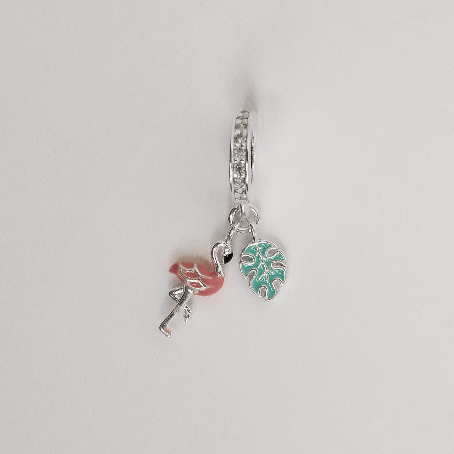 Imagem Berloque pingentes flamingo e folha 10mm elo cravejado resina