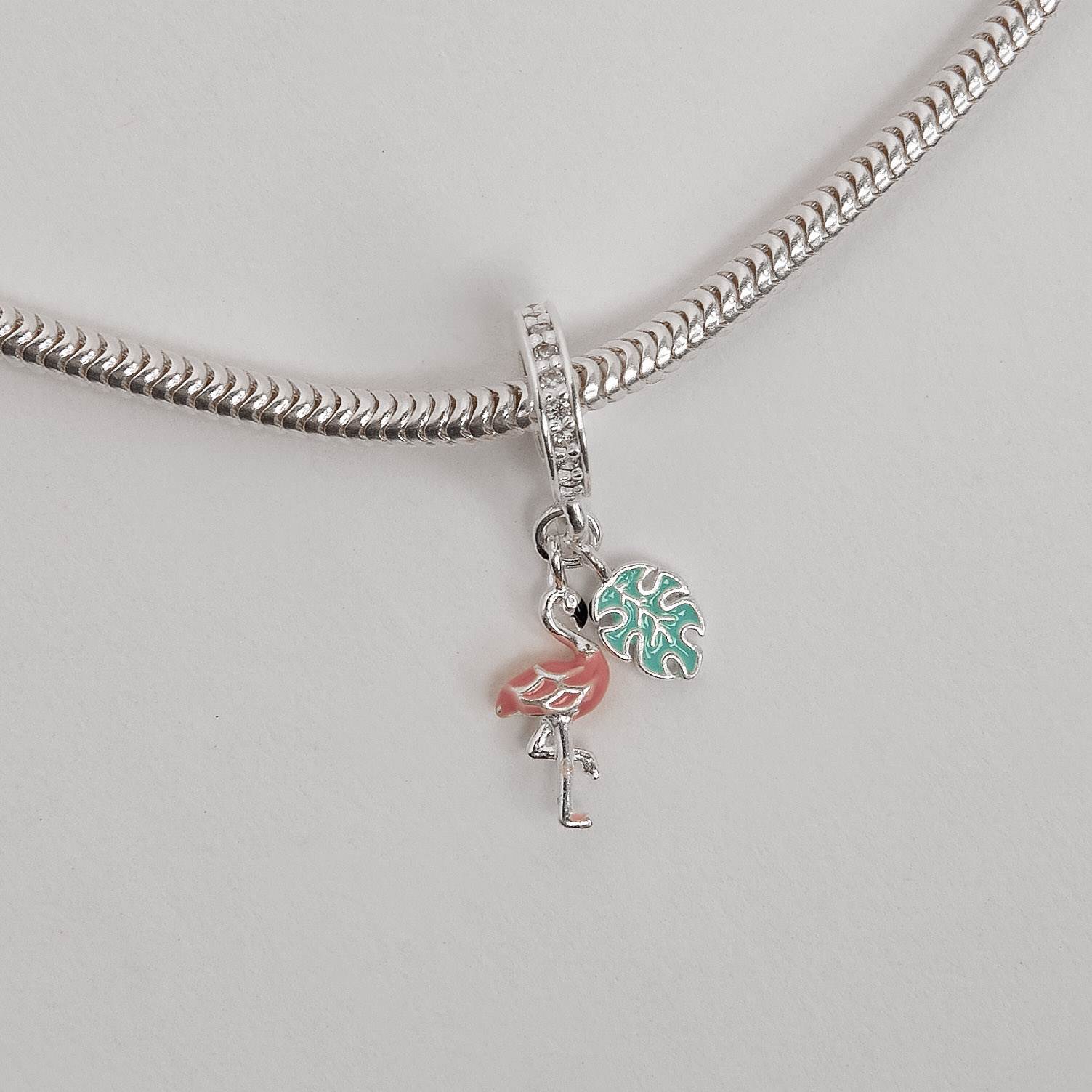Imagem Secundária Berloque pingentes flamingo e folha 10mm elo cravejado resina