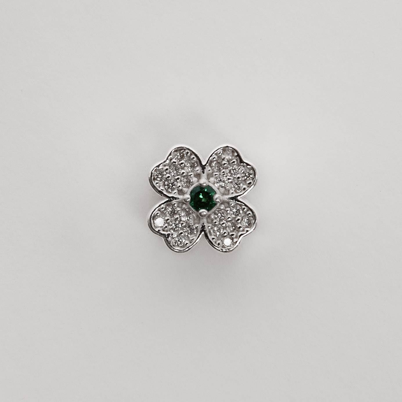 Imagem Berloque separador trevo cravejado 10mm detalhe zircônia verde