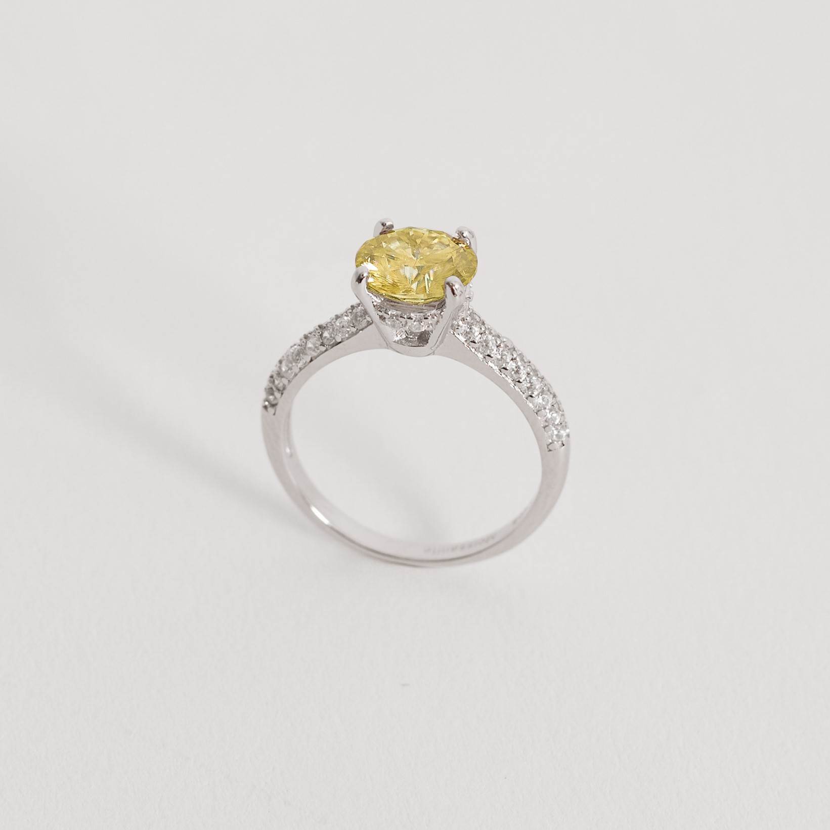 Imagem Anel solitário moissanite Yellow Fancy 7.5mm com cravejado ródio