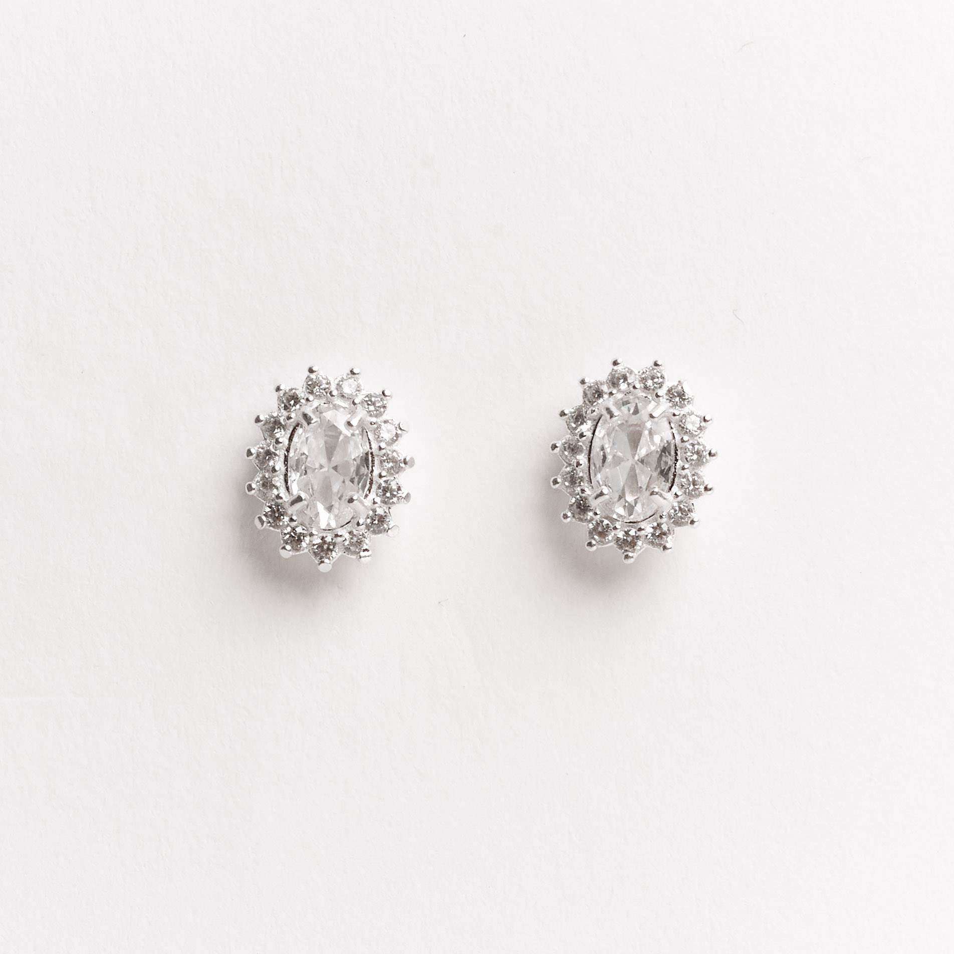 Brinco zircônia oval com cravejado 10mm