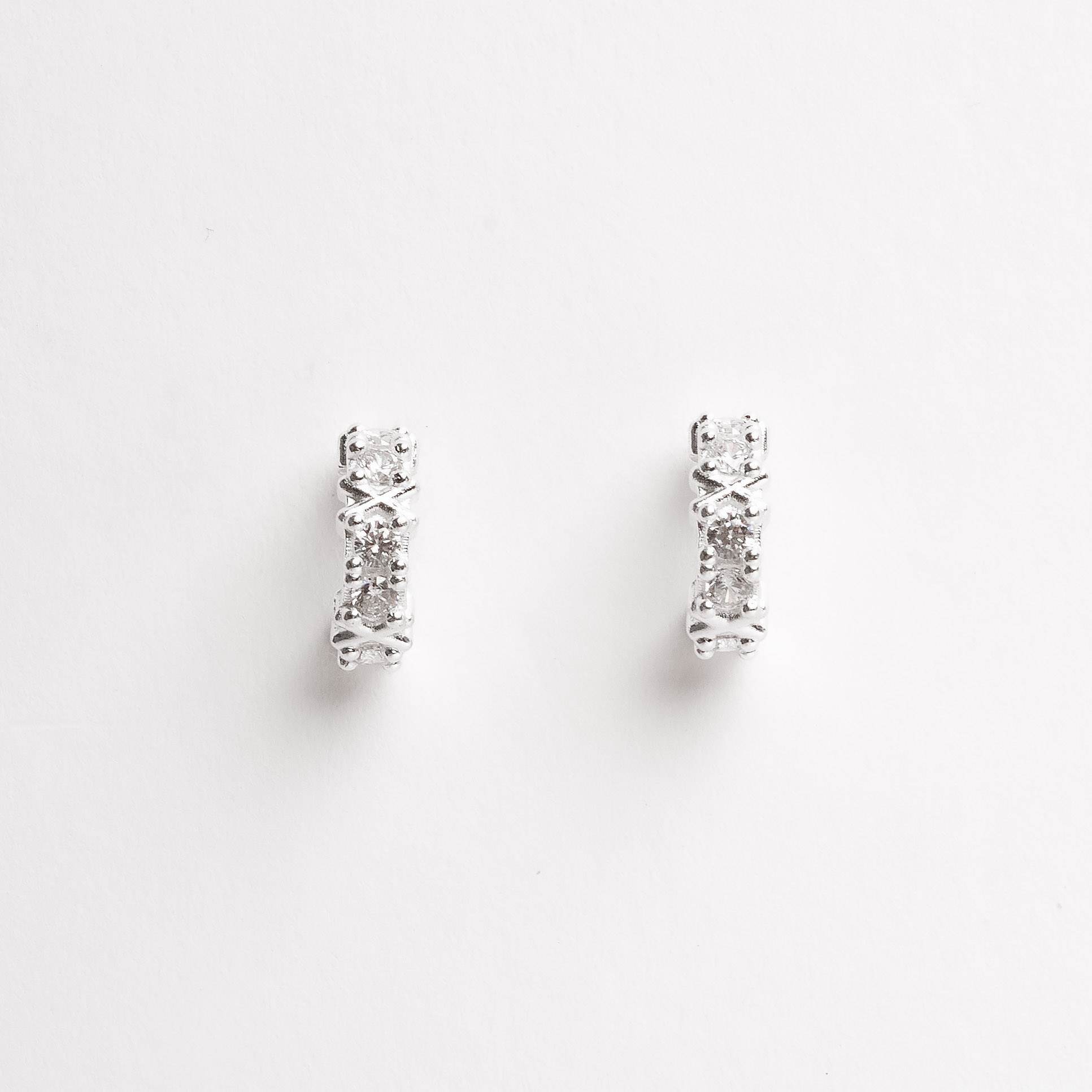 Imagem Brinco meia argola com zircônias 10mm tarraxa