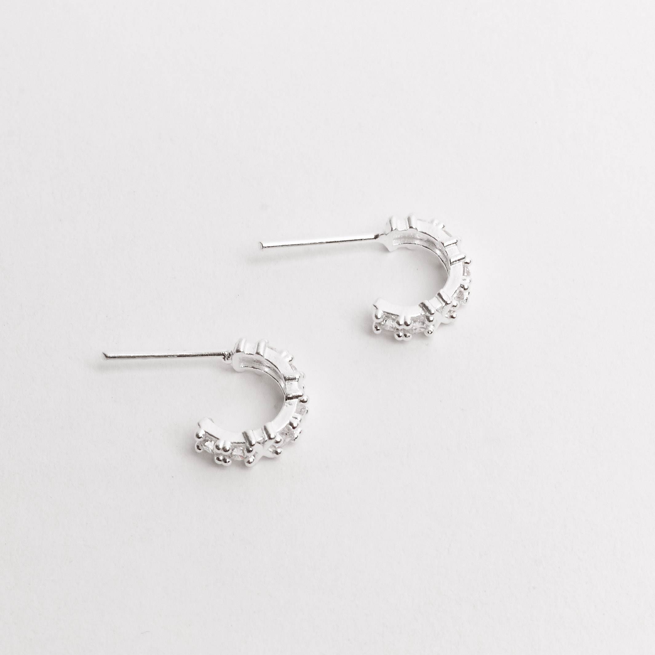 Imagem Secundária Brinco meia argola com zircônias 10mm tarraxa