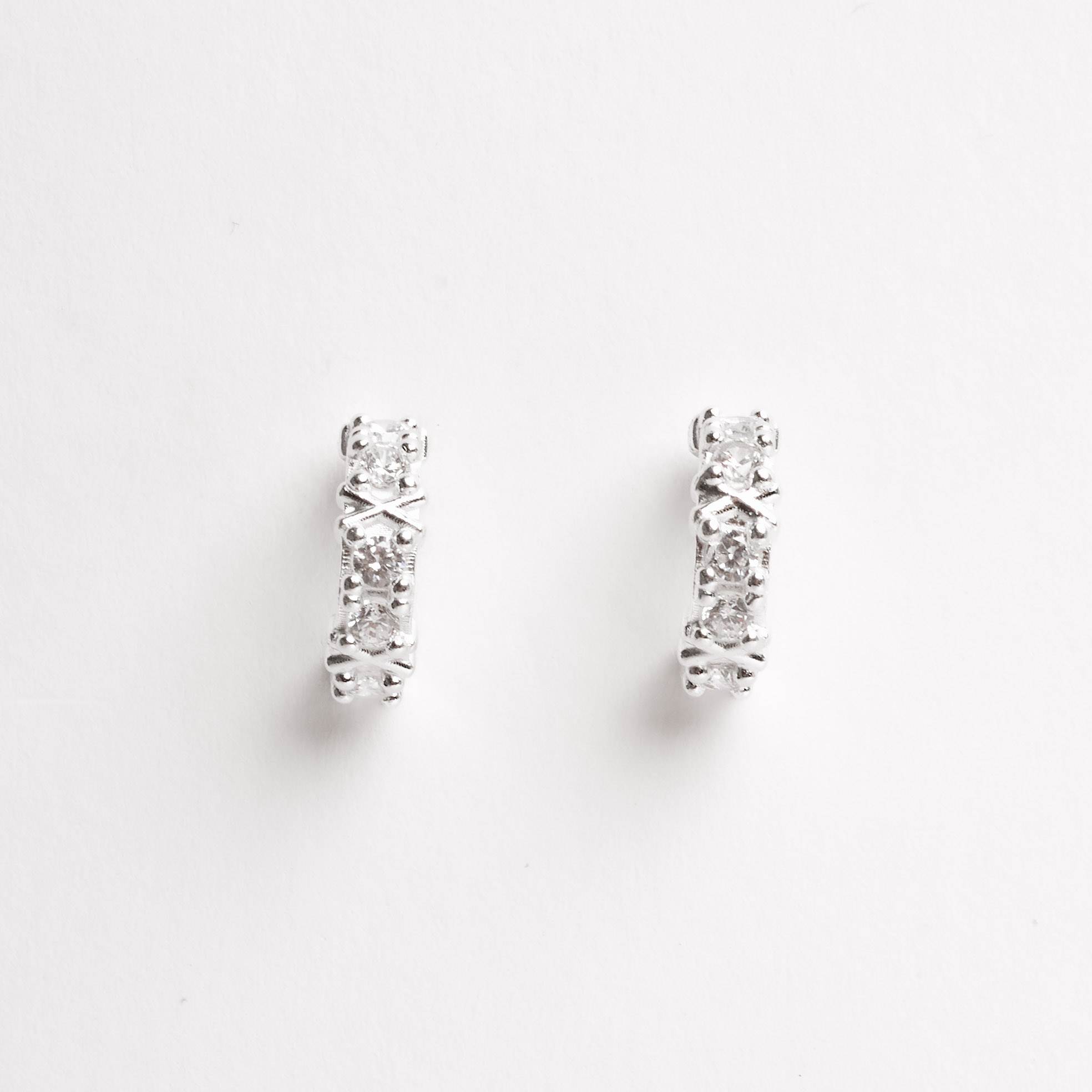 Imagem Brinco meia argola com zircônias 12mm tarraxa