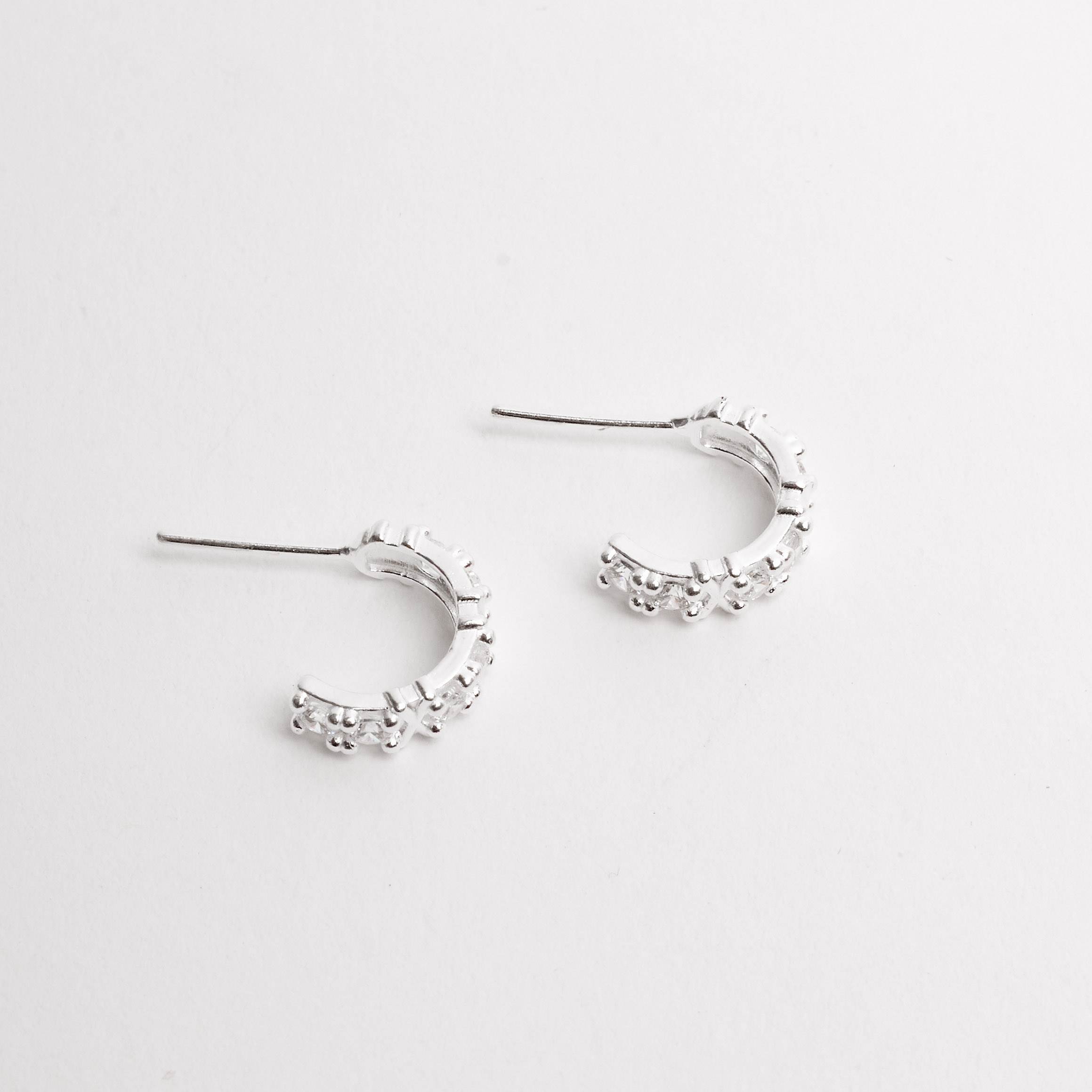Imagem Secundária Brinco meia argola com zircônias 12mm tarraxa