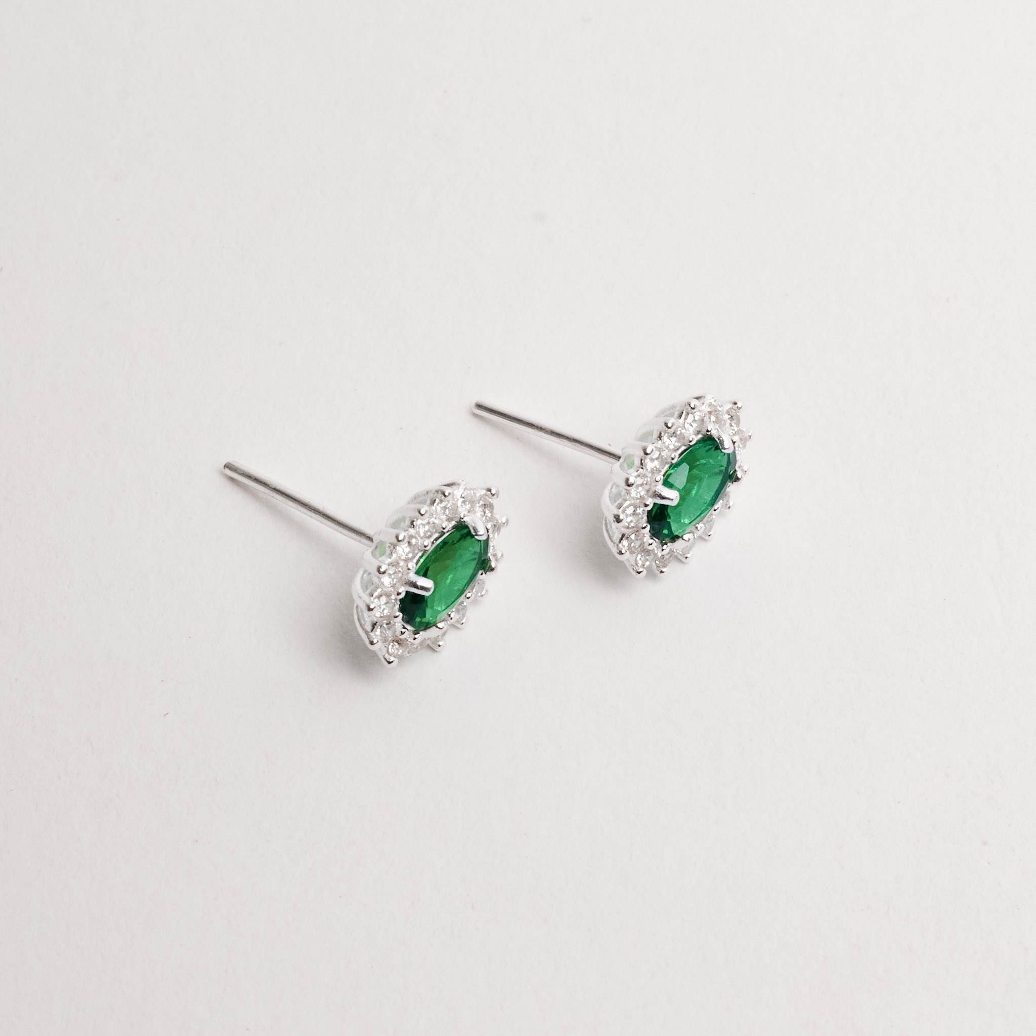 Imagem Secundária Brinco zircônia oval esmeralda com cravejado 10mm