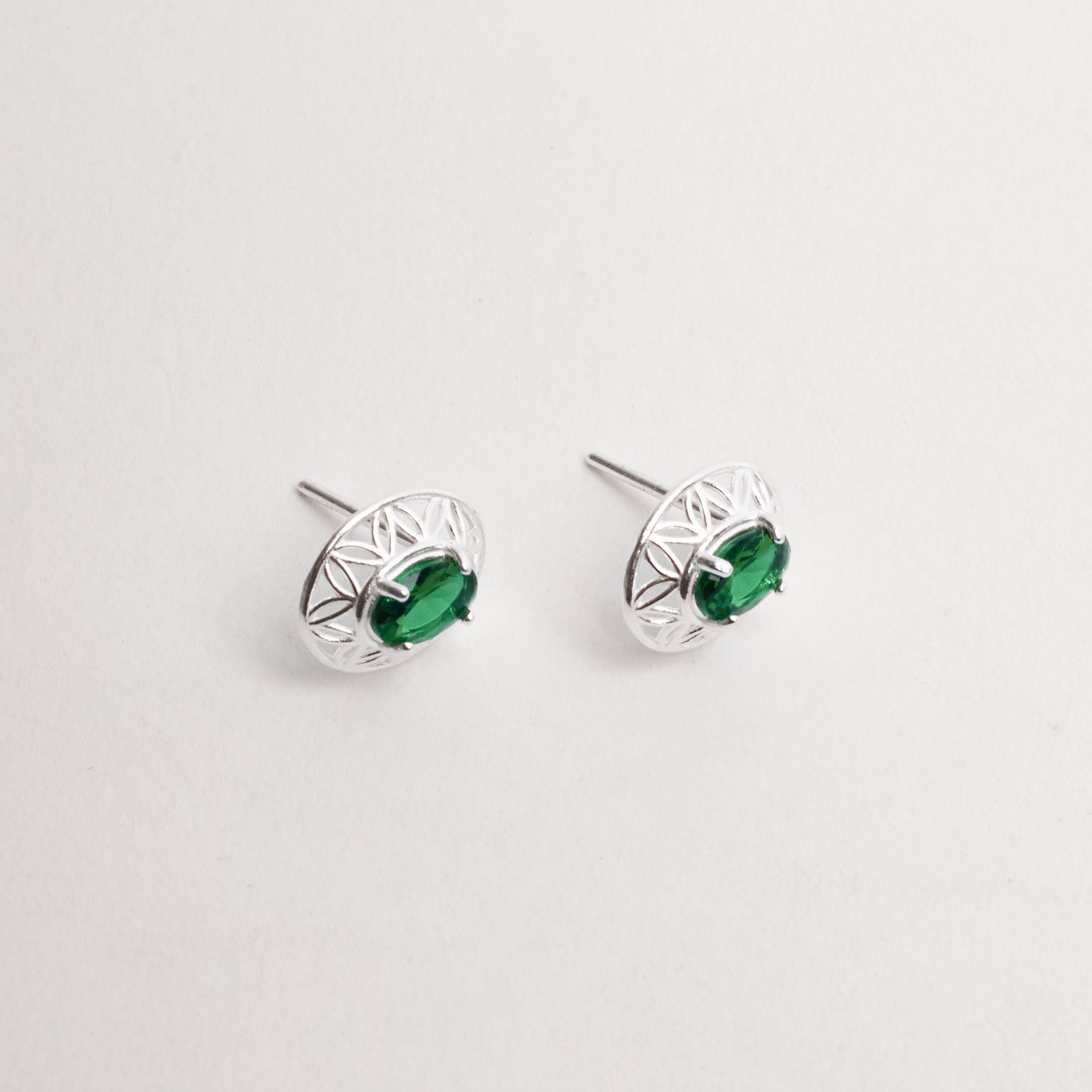 Imagem Secundária Brinco medalha trabalhada 11mm com zircônia oval esmeralda