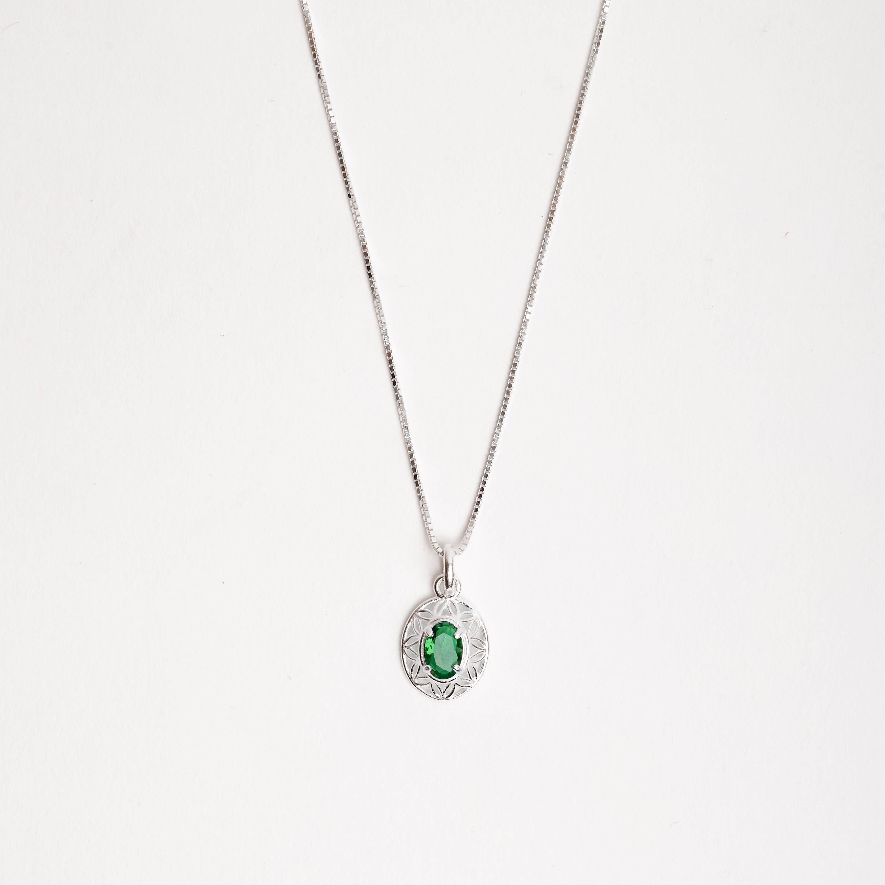 Colar pingente medalha trabalhada 11mm com zircônia oval esmeralda 45cm