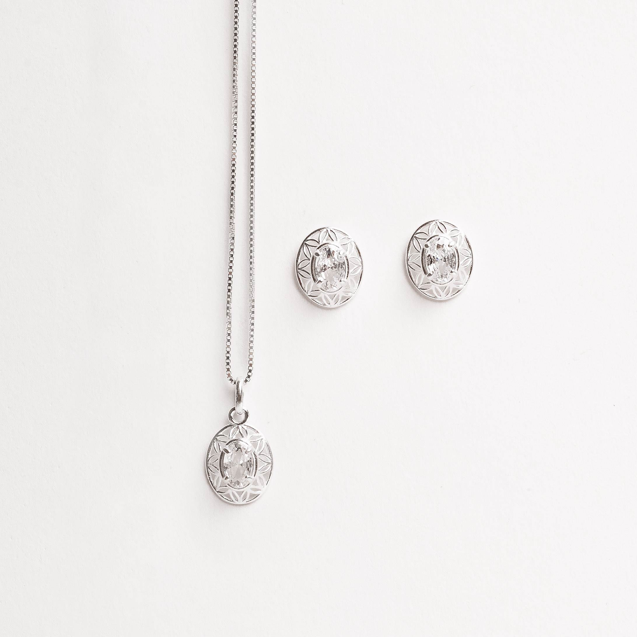 Conjunto brinco e colar medalha trabalhada 11mm com zircônia oval 45cm