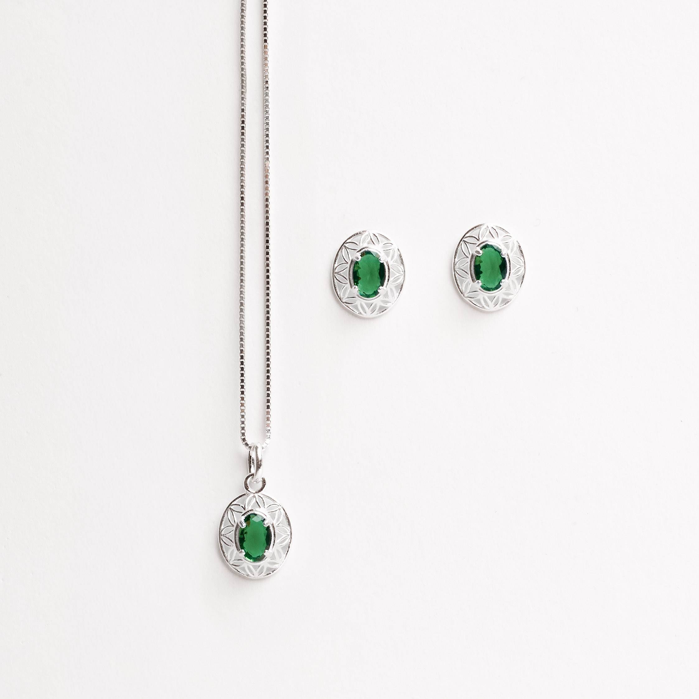 Imagem Conjunto brinco e colar medalha trabalhada 11mm com zircônia oval esmeralda 45cm