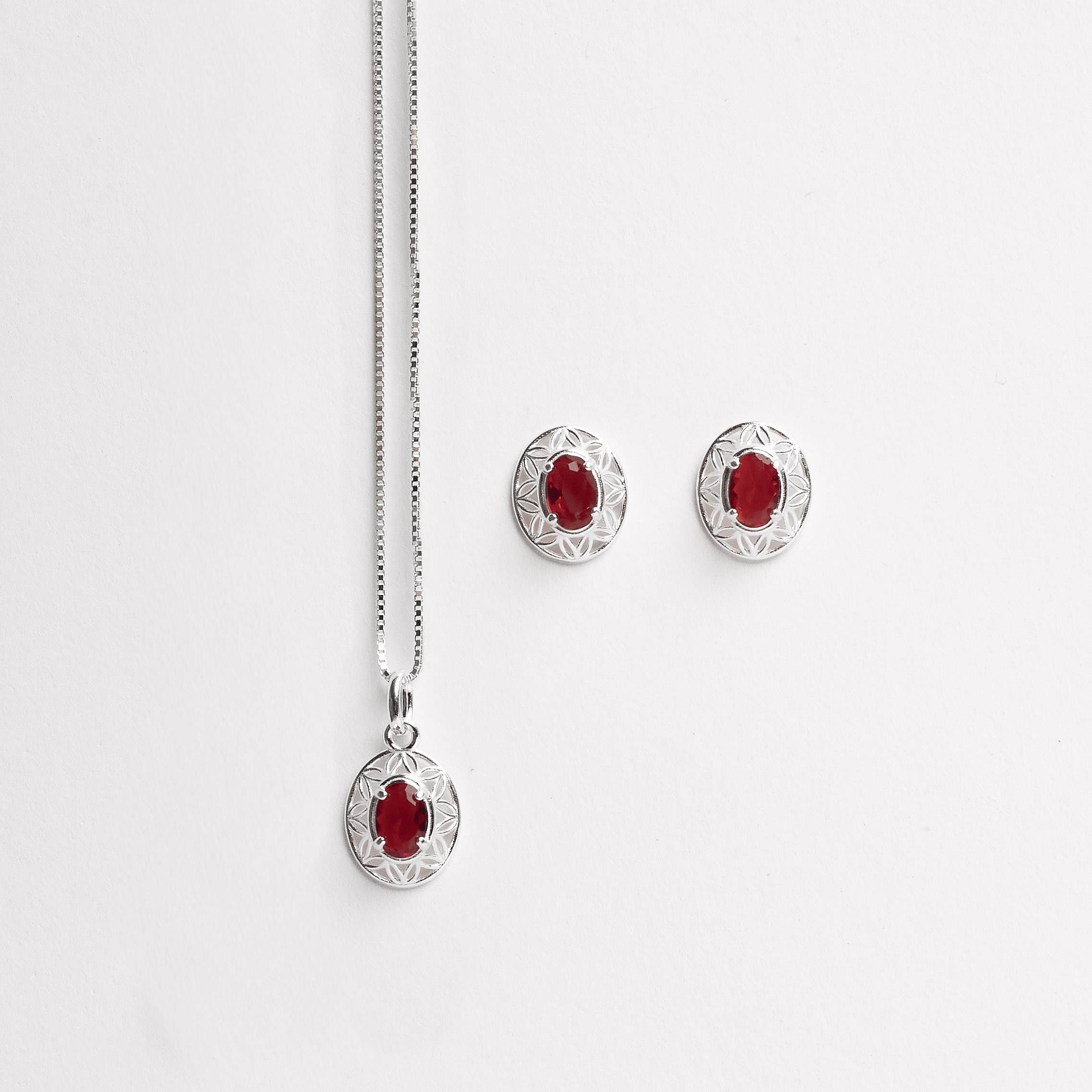 Conjunto brinco e colar medalha trabalhada 11mm com zircônia oval rubi 45cm