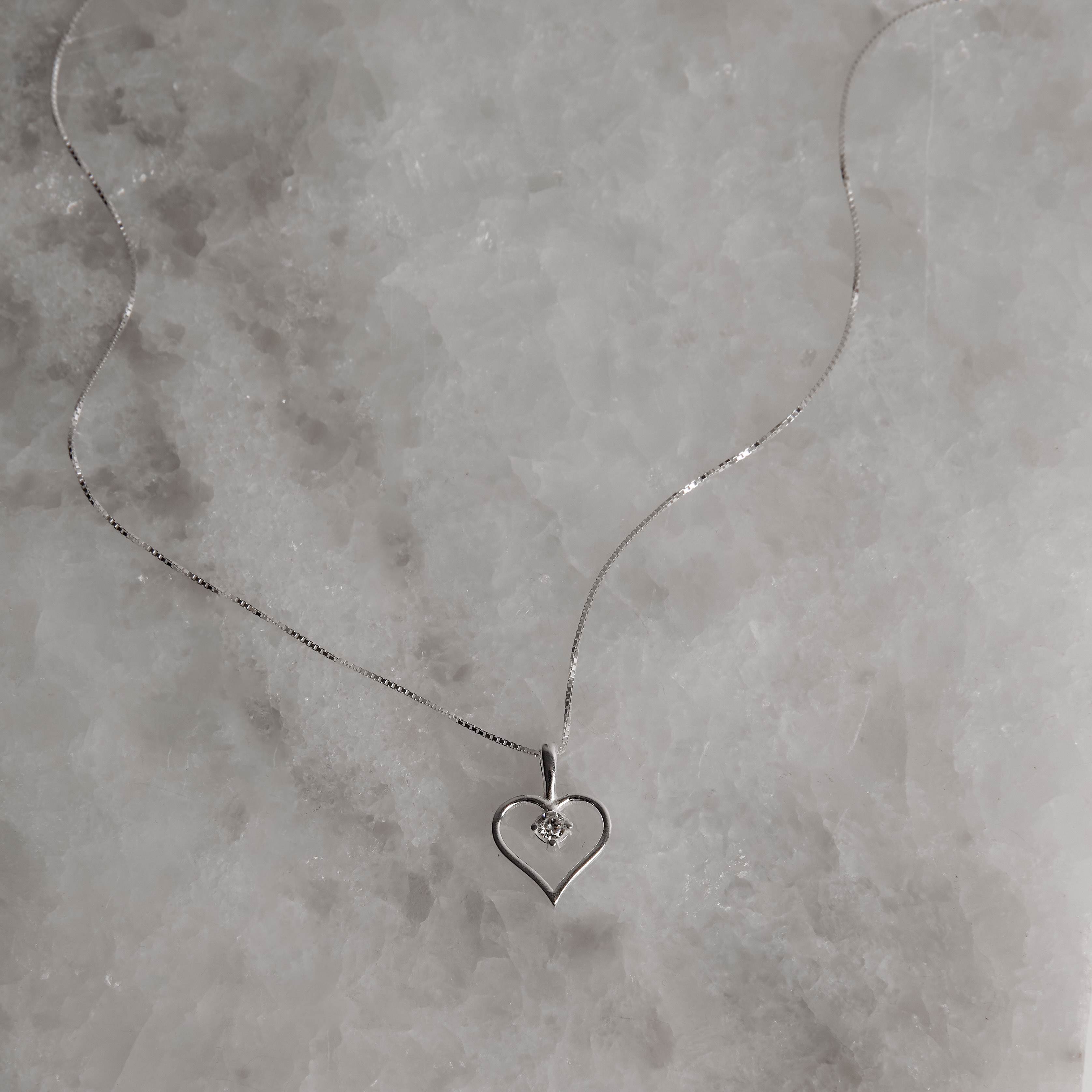 Colar pingente coração vazado 13mm detalhe zircônia 45cm