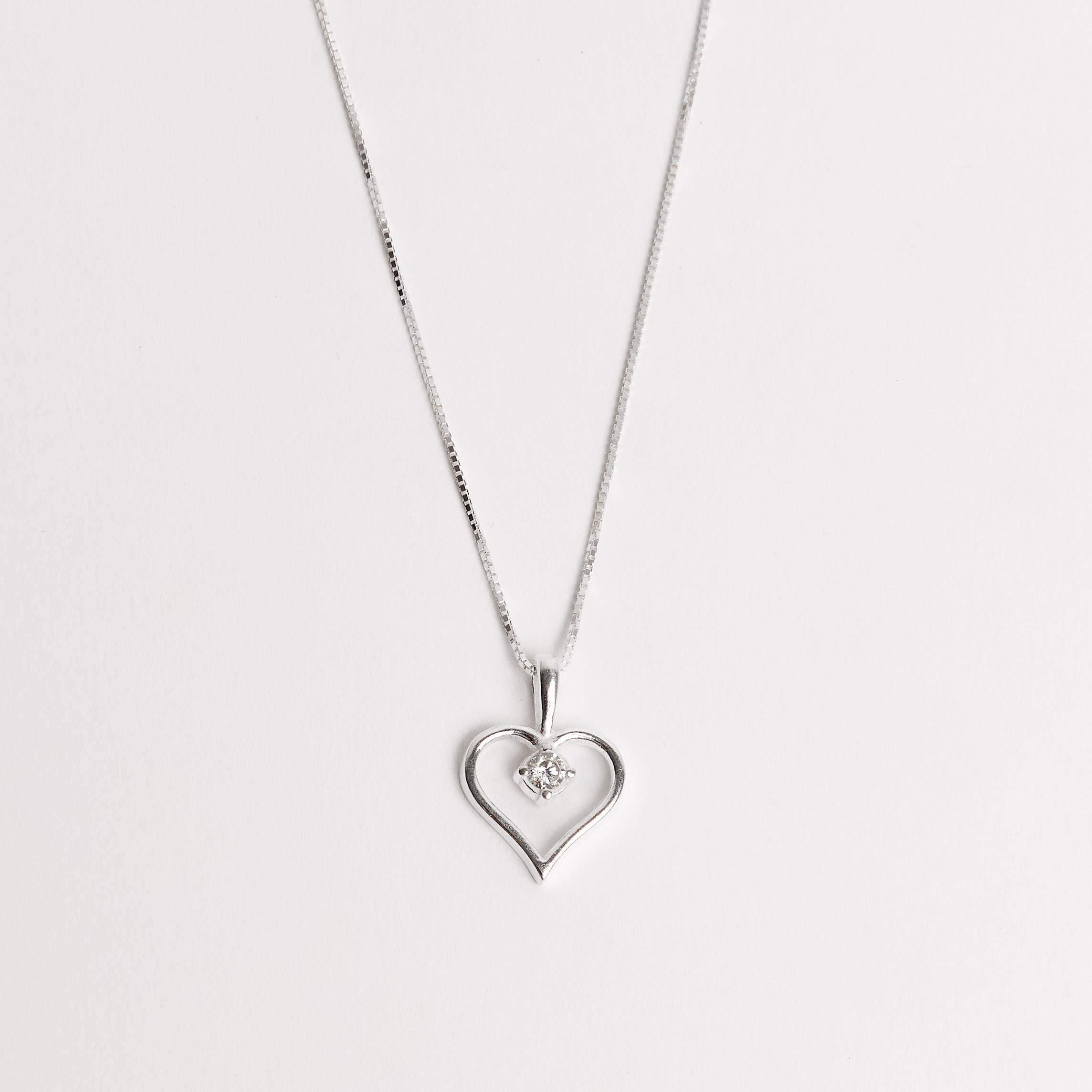 Colar pingente coração vazado 13mm detalhe zircônia 45cm
