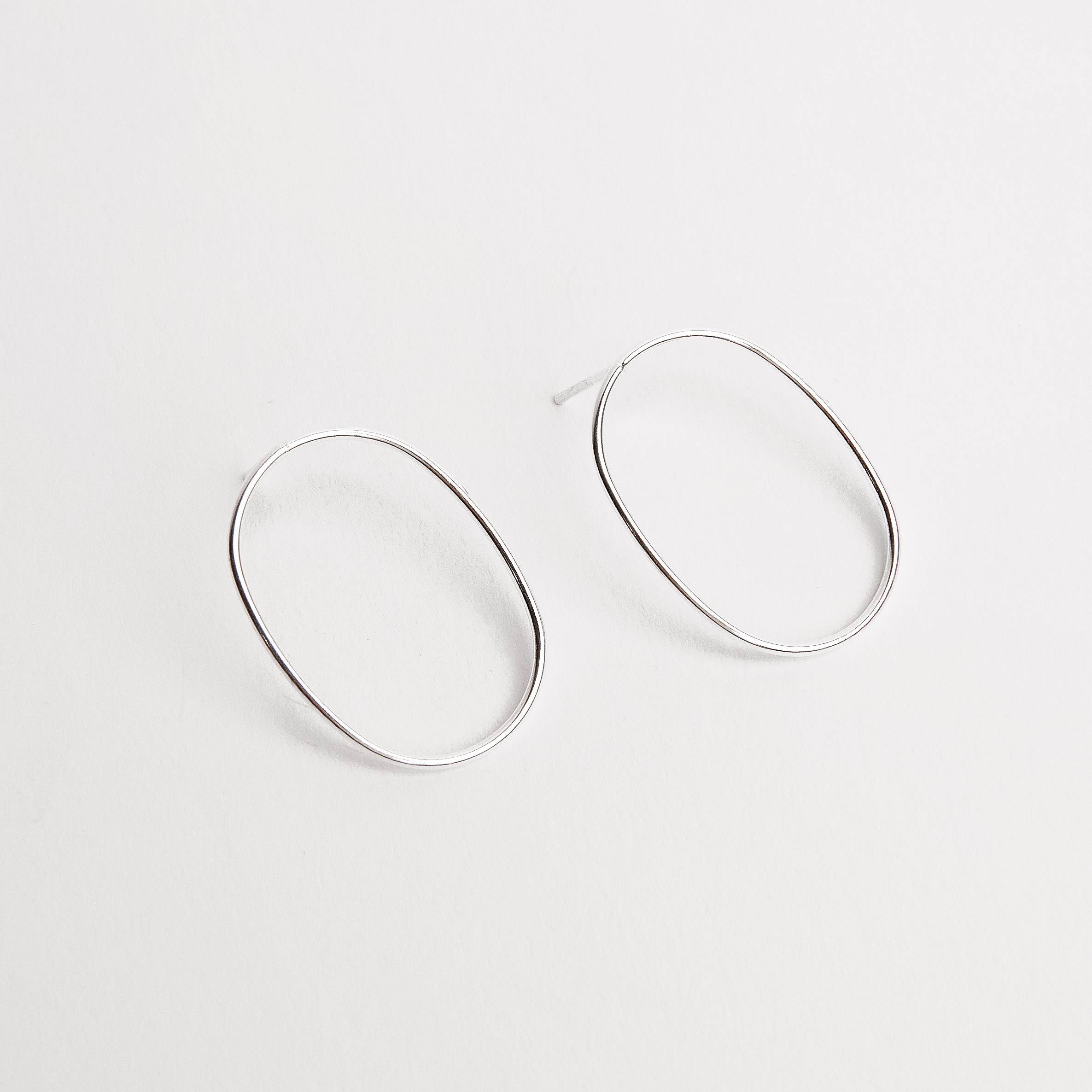 Imagem Secundária Brinco oval vazado 26mm
