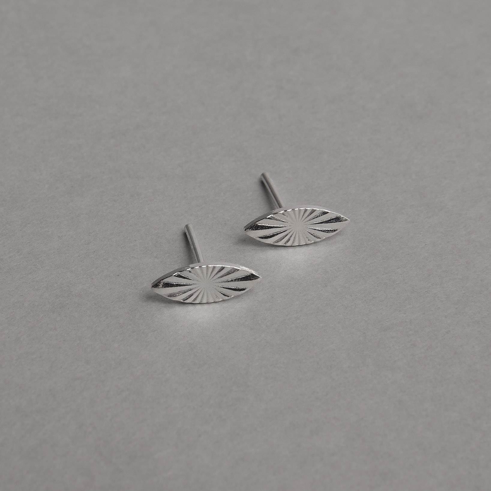 Imagem Secundária Brinco navete com vinco 10x4mm