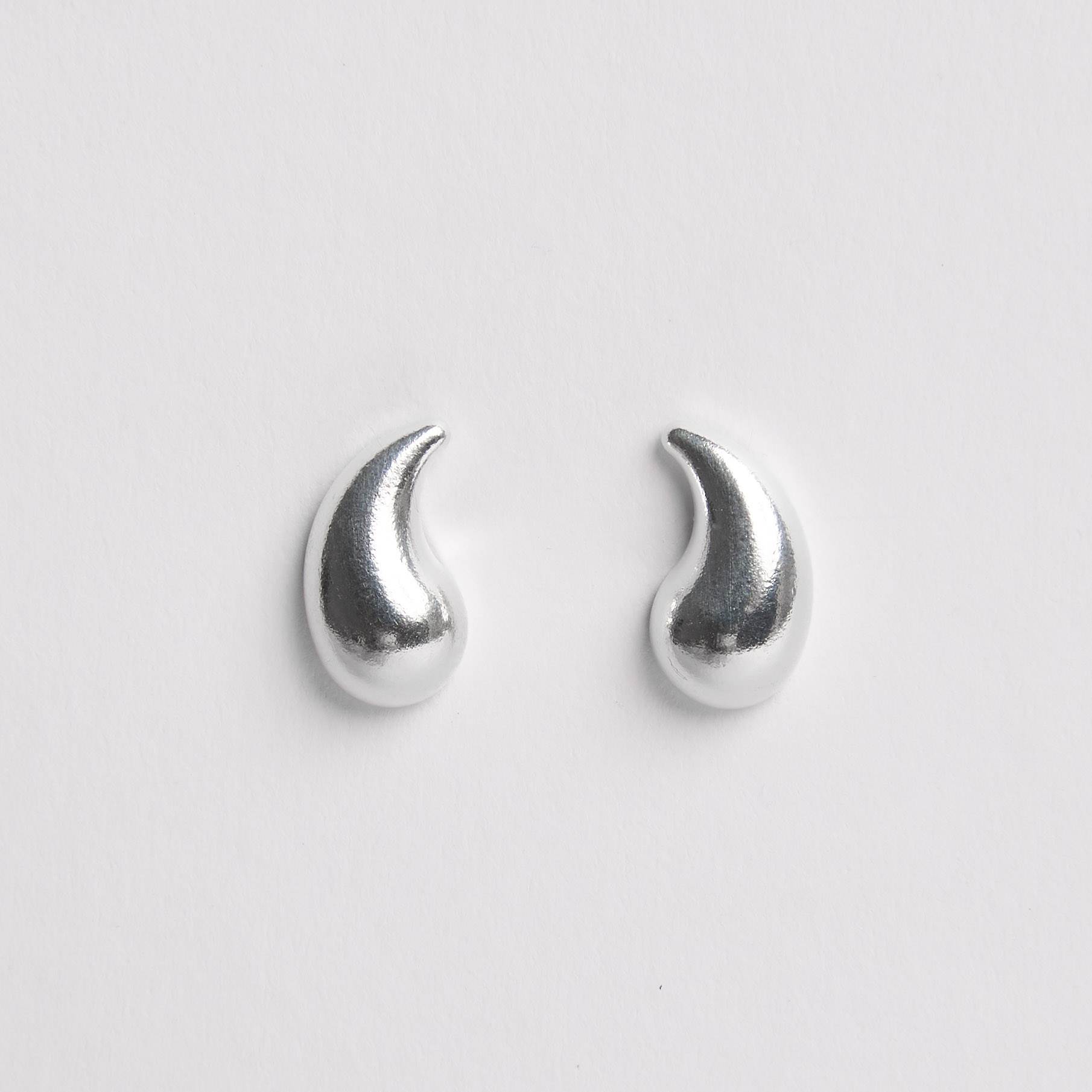 Brinco gota curvada 13mm