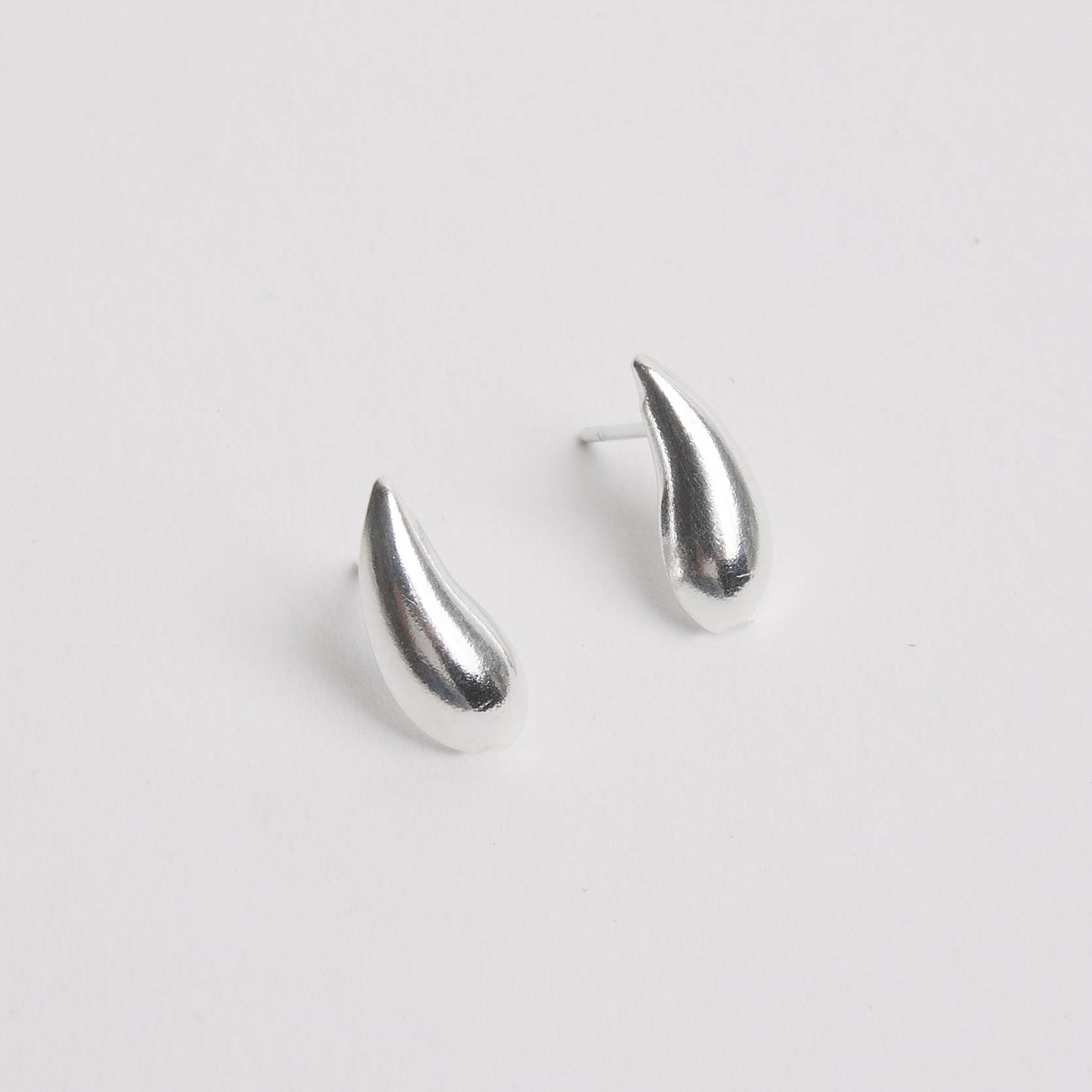 Imagem Secundária Brinco gota curvada lisa 14mm