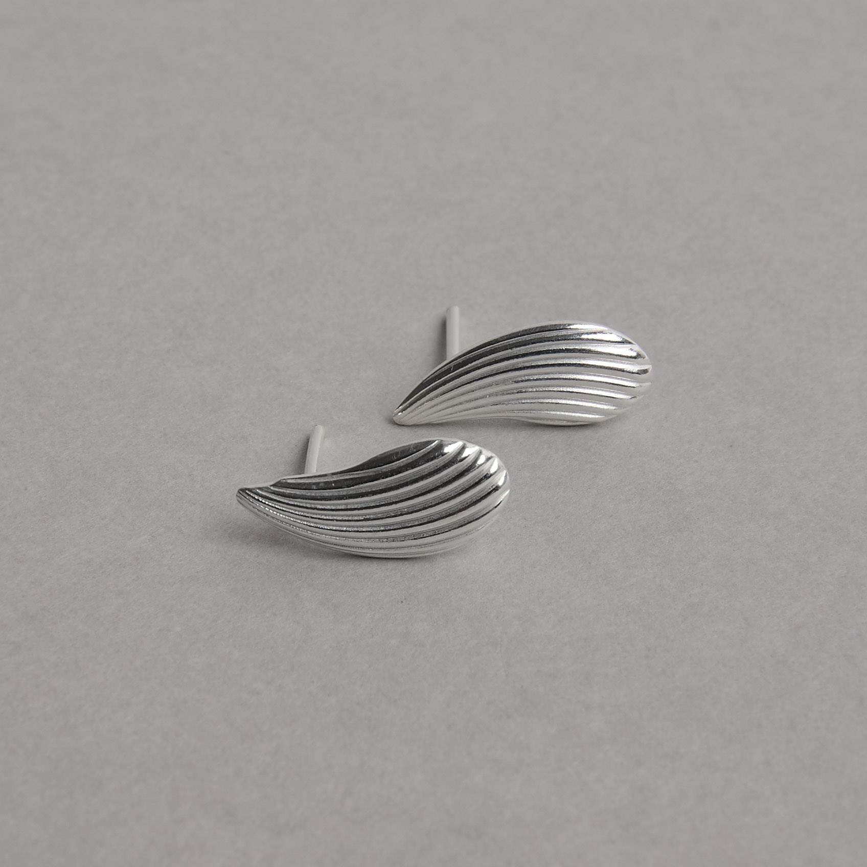 Imagem Secundária Brinco gota curvada riscada 14mm