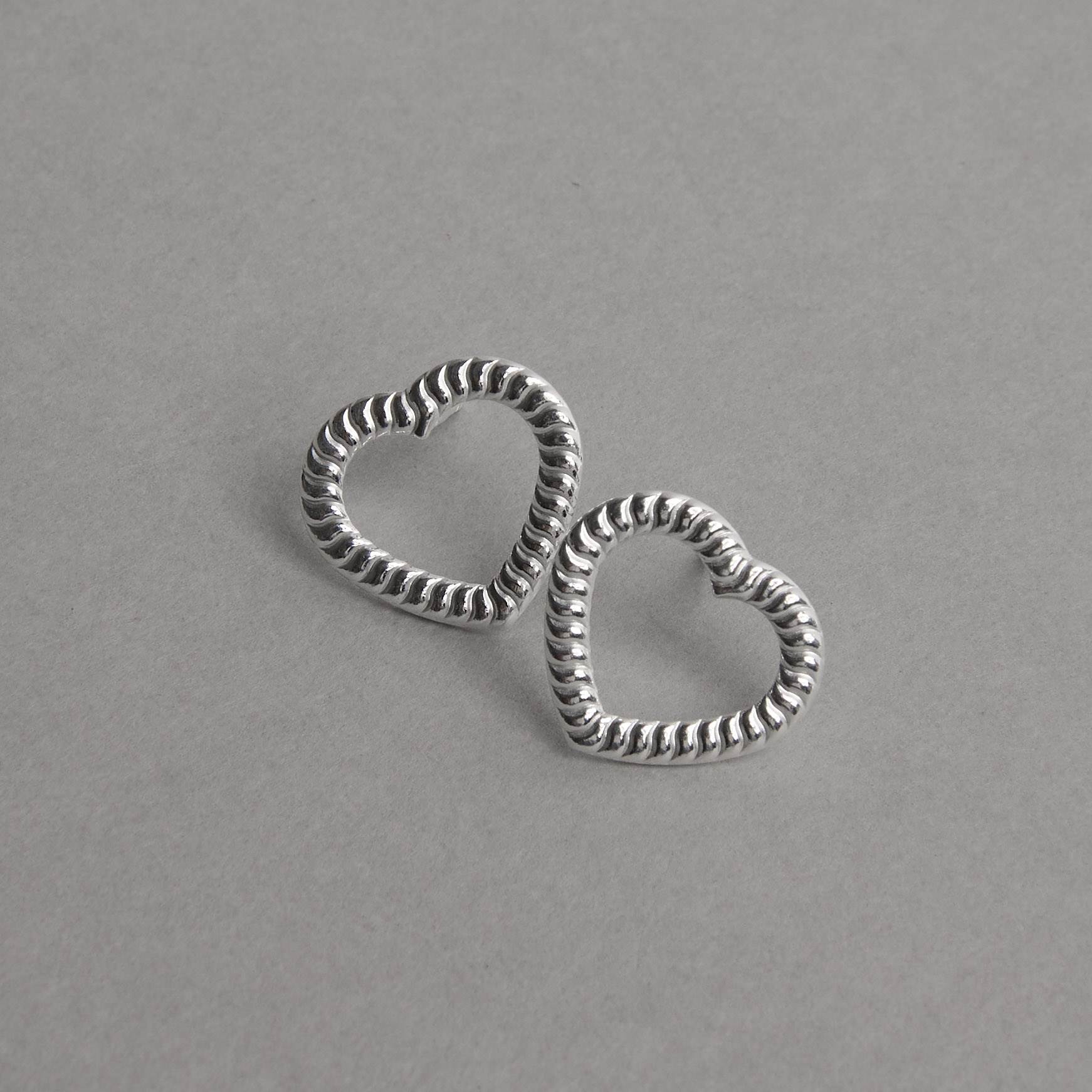 Imagem Secundária Brinco coração vazado riscado 13mm