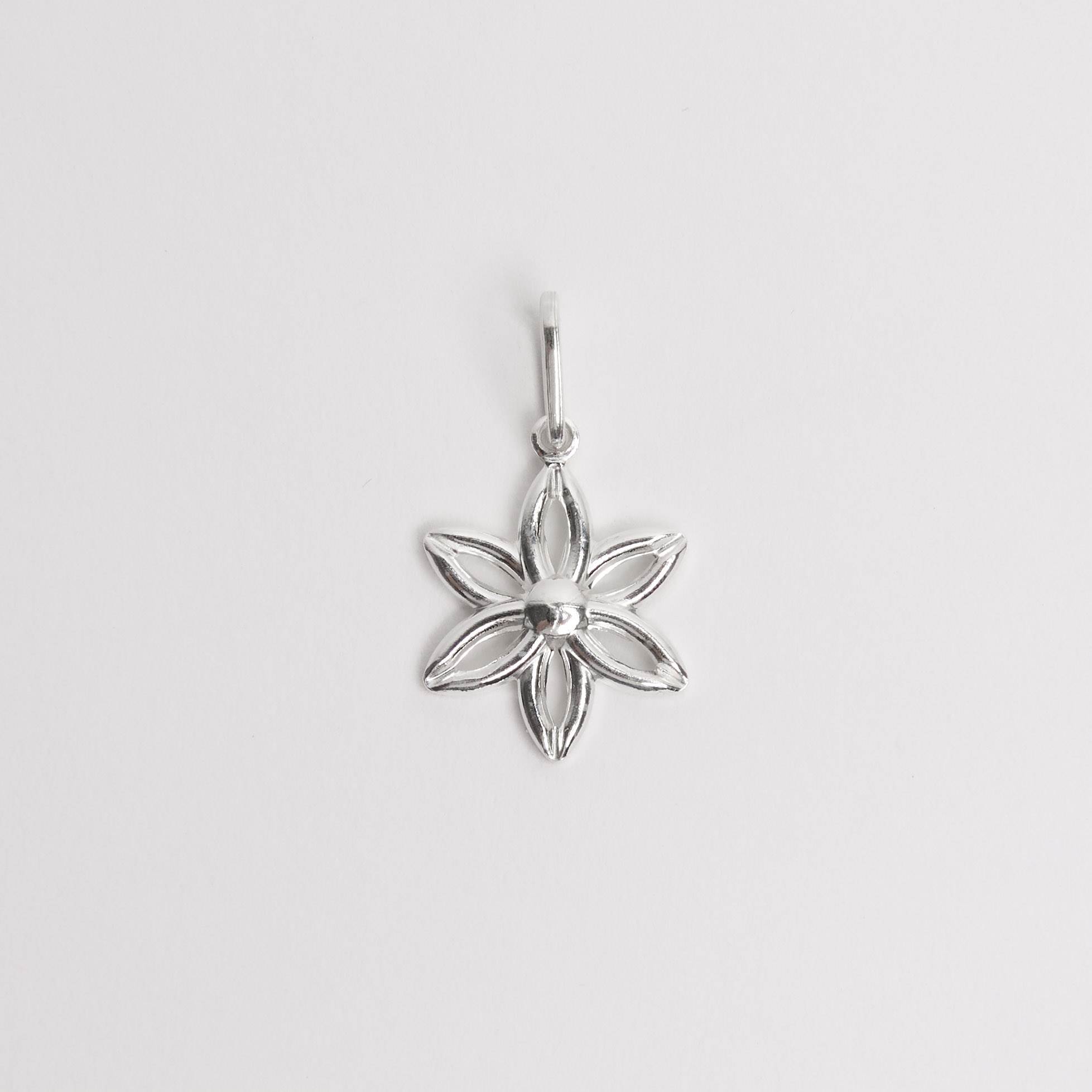 Pingente flor 6 pétalas 15mm