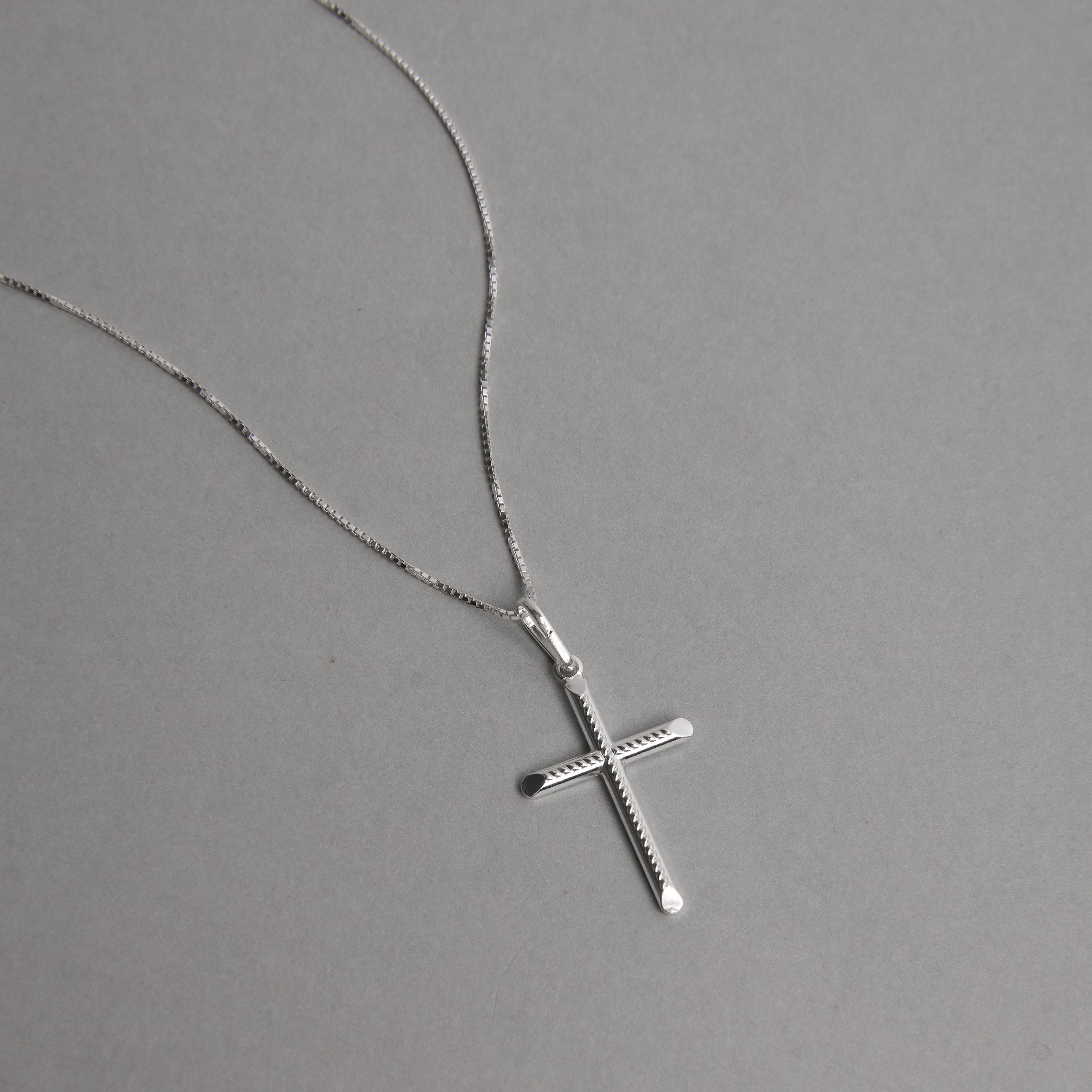 Colar pingente cruz detalhe torcido 25mm 45cm