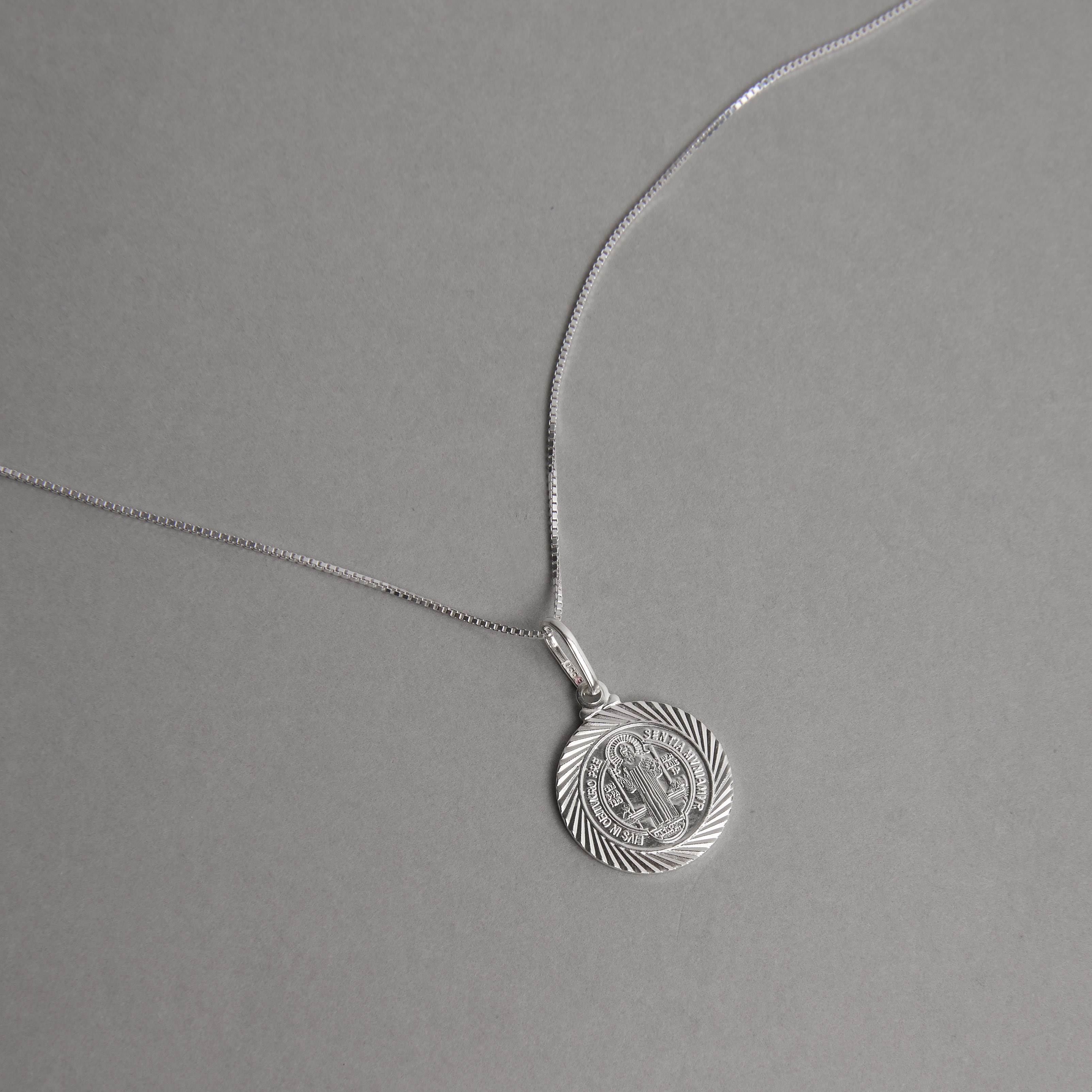 Colar pingente medalha São Bento desenhada 18mm 45cm