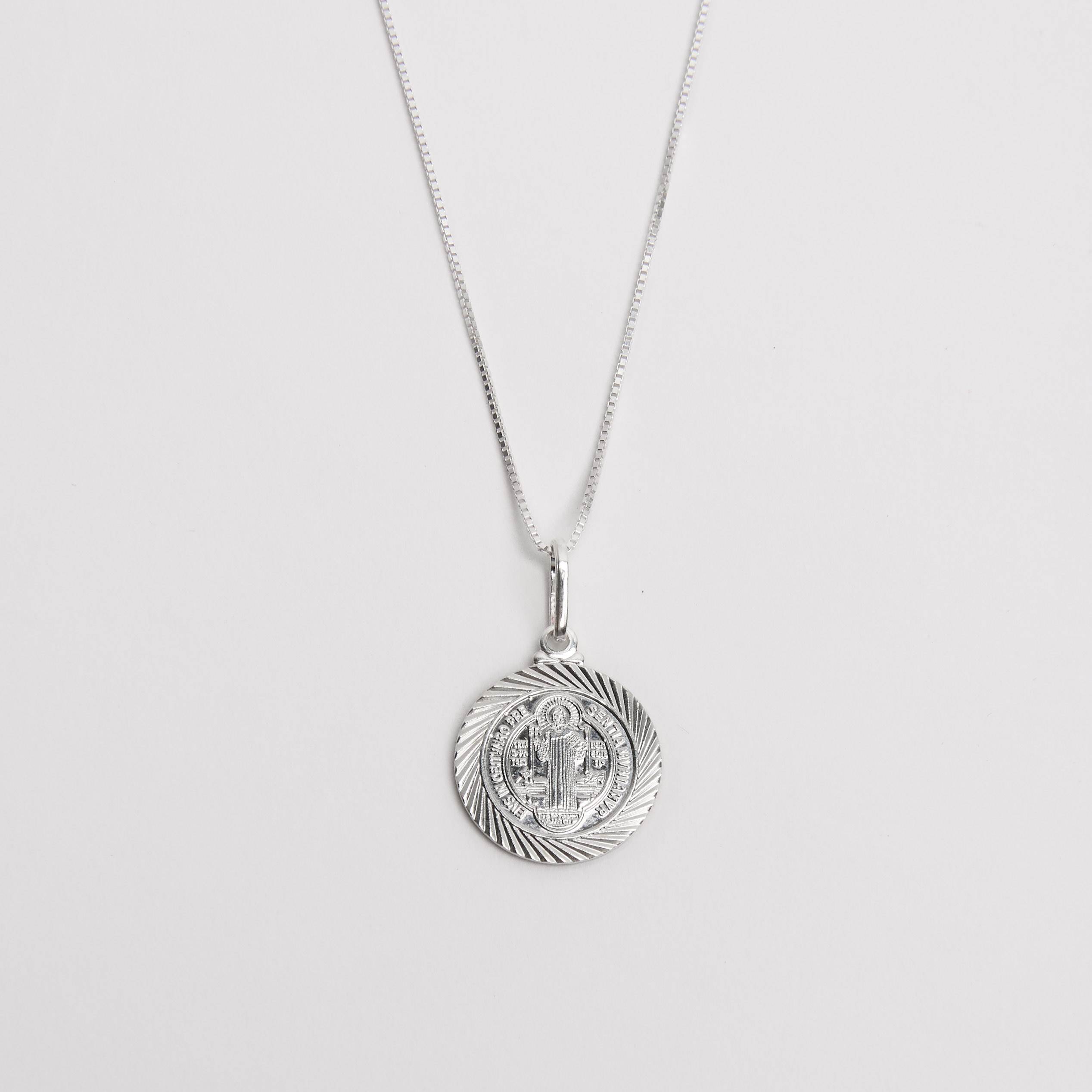 Colar pingente medalha São Bento desenhada 18mm 45cm